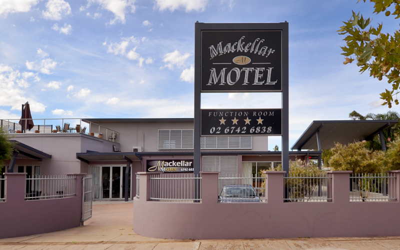 System.Collections.Generic.List`1[BluePillow.Application.SearchEngine.Dto.PhotoDto]?.ElementAt(0)?.Caption