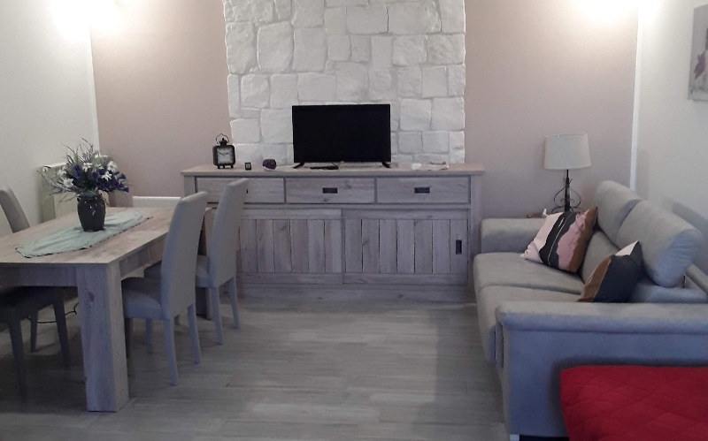 System.Collections.Generic.List`1[BluePillow.Application.SearchEngine.Dto.PhotoDto]?.ElementAt(1)?.Caption