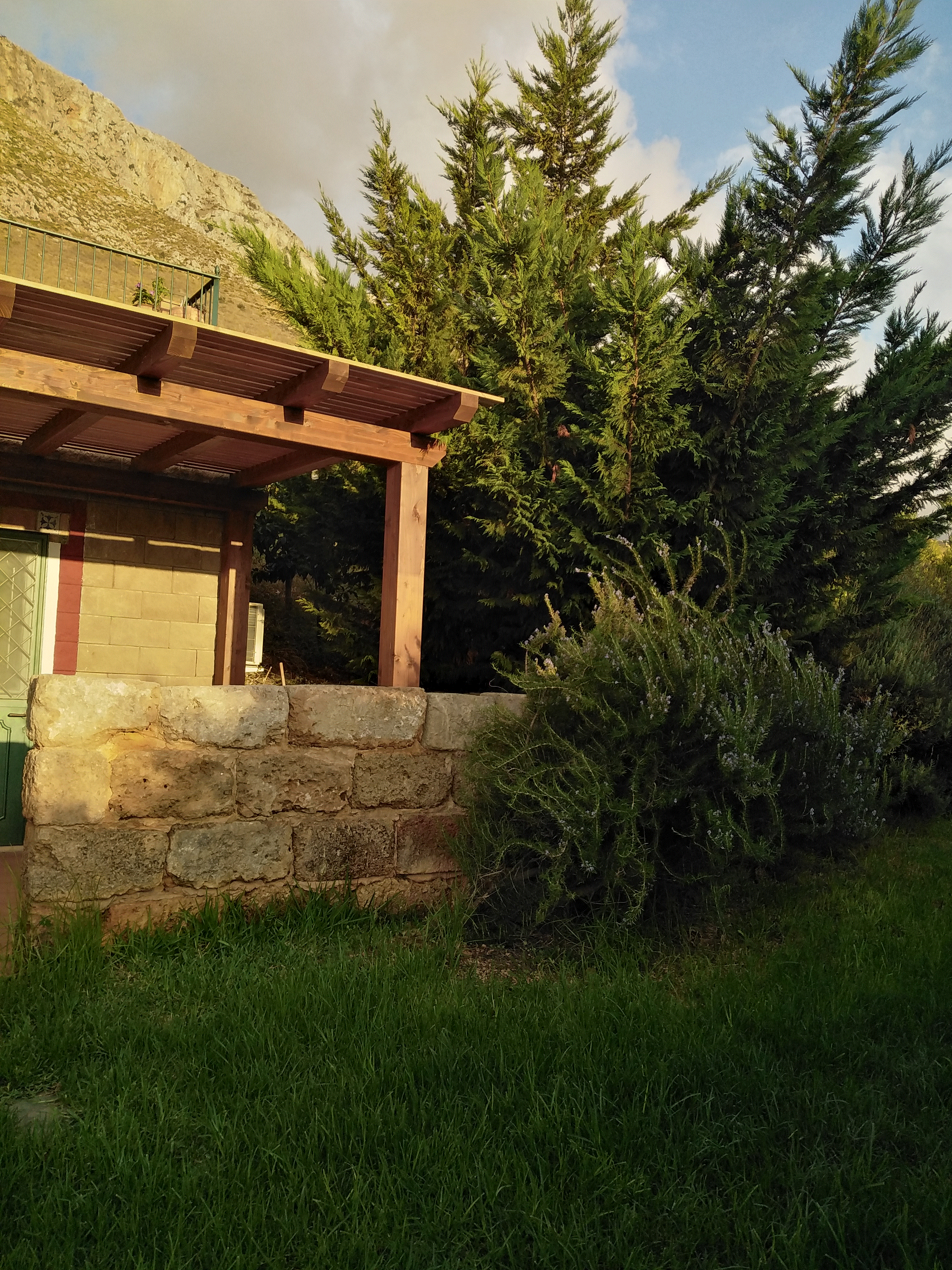 System.Collections.Generic.List`1[BluePillow.Application.SearchEngine.Dto.PhotoDto]?.ElementAt(3)?.Caption