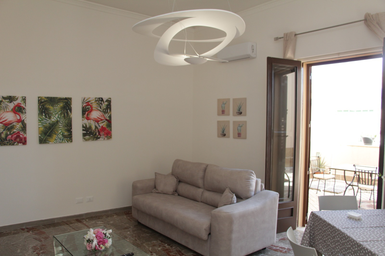 System.Collections.Generic.List`1[BluePillow.Application.SearchEngine.Dto.PhotoDto]?.ElementAt(0)?.Caption