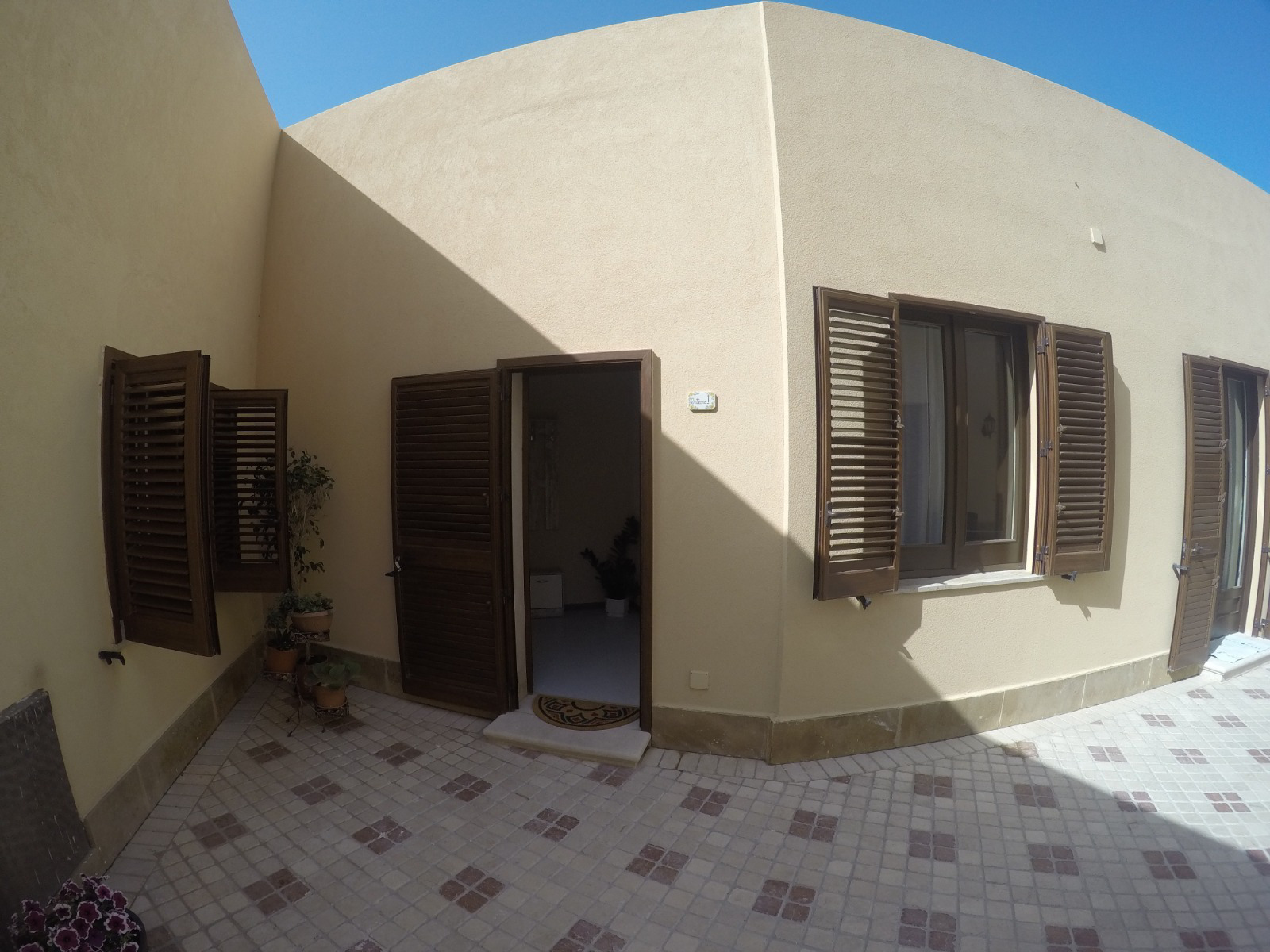 System.Collections.Generic.List`1[BluePillow.Application.SearchEngine.Dto.PhotoDto]?.ElementAt(1)?.Caption