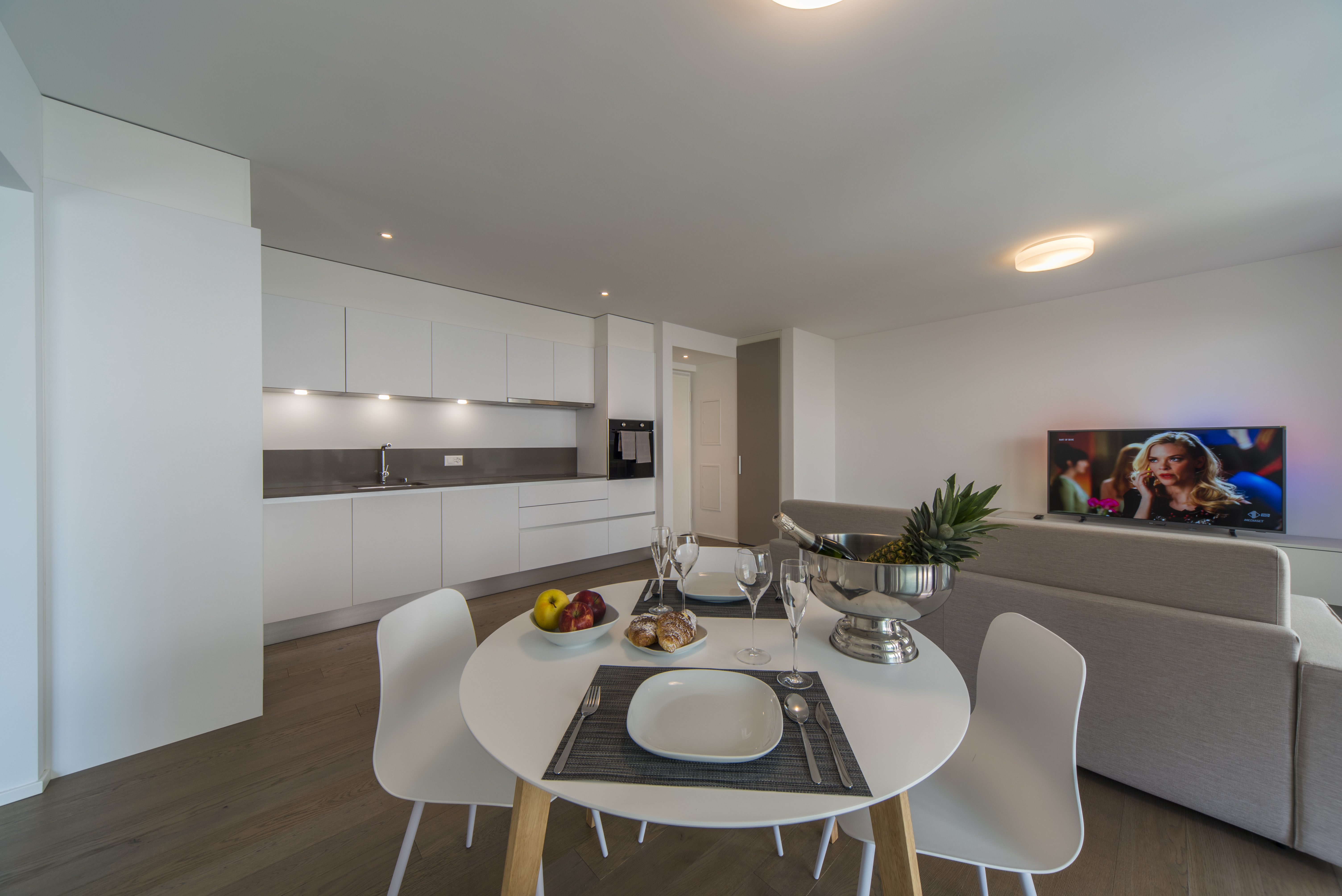 System.Collections.Generic.List`1[BluePillow.Application.SearchEngine.Dto.PhotoDto]?.ElementAt(2)?.Caption