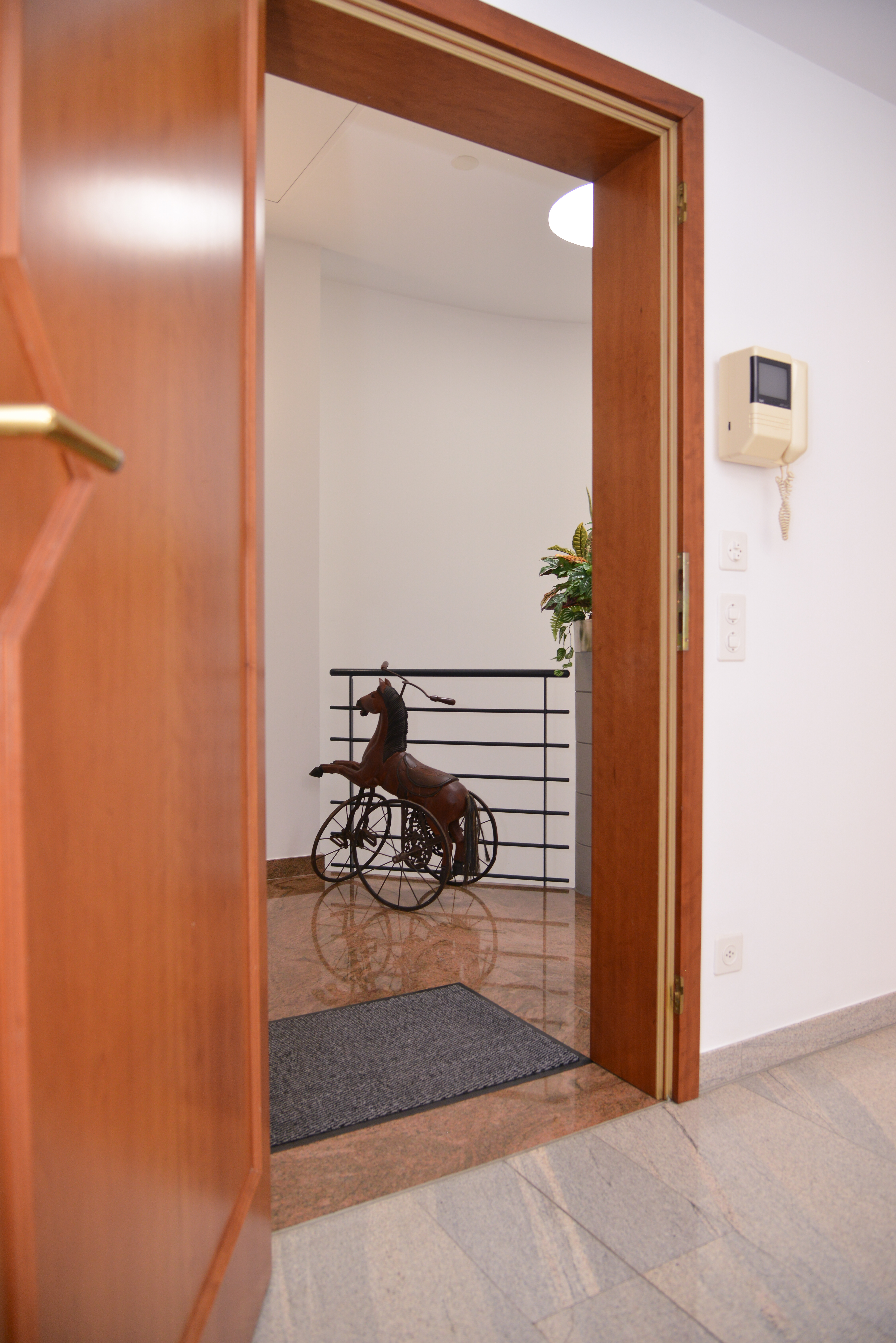 System.Collections.Generic.List`1[BluePillow.Application.SearchEngine.Dto.PhotoDto]?.ElementAt(3)?.Caption