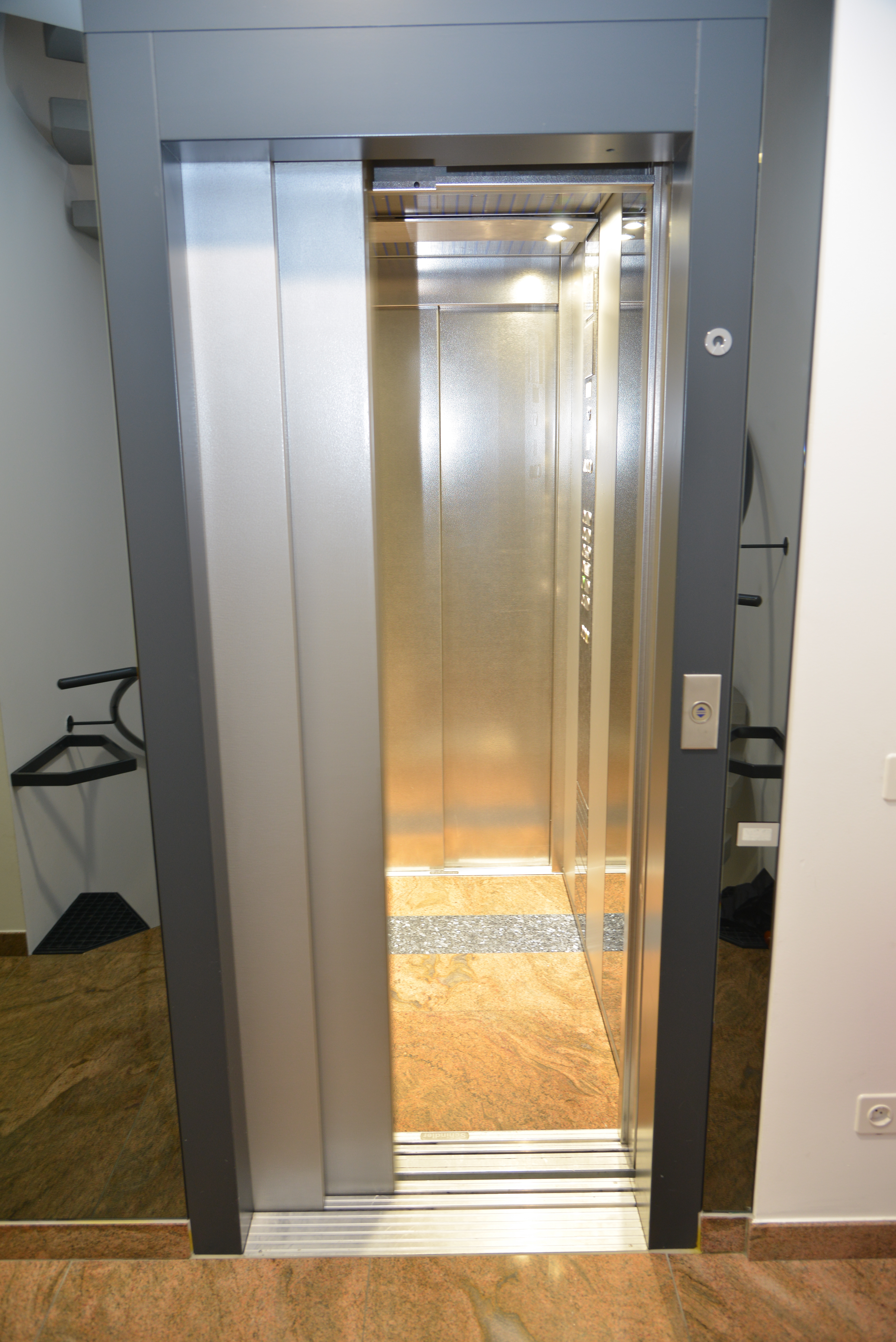 System.Collections.Generic.List`1[BluePillow.Application.SearchEngine.Dto.PhotoDto]?.ElementAt(2)?.Caption