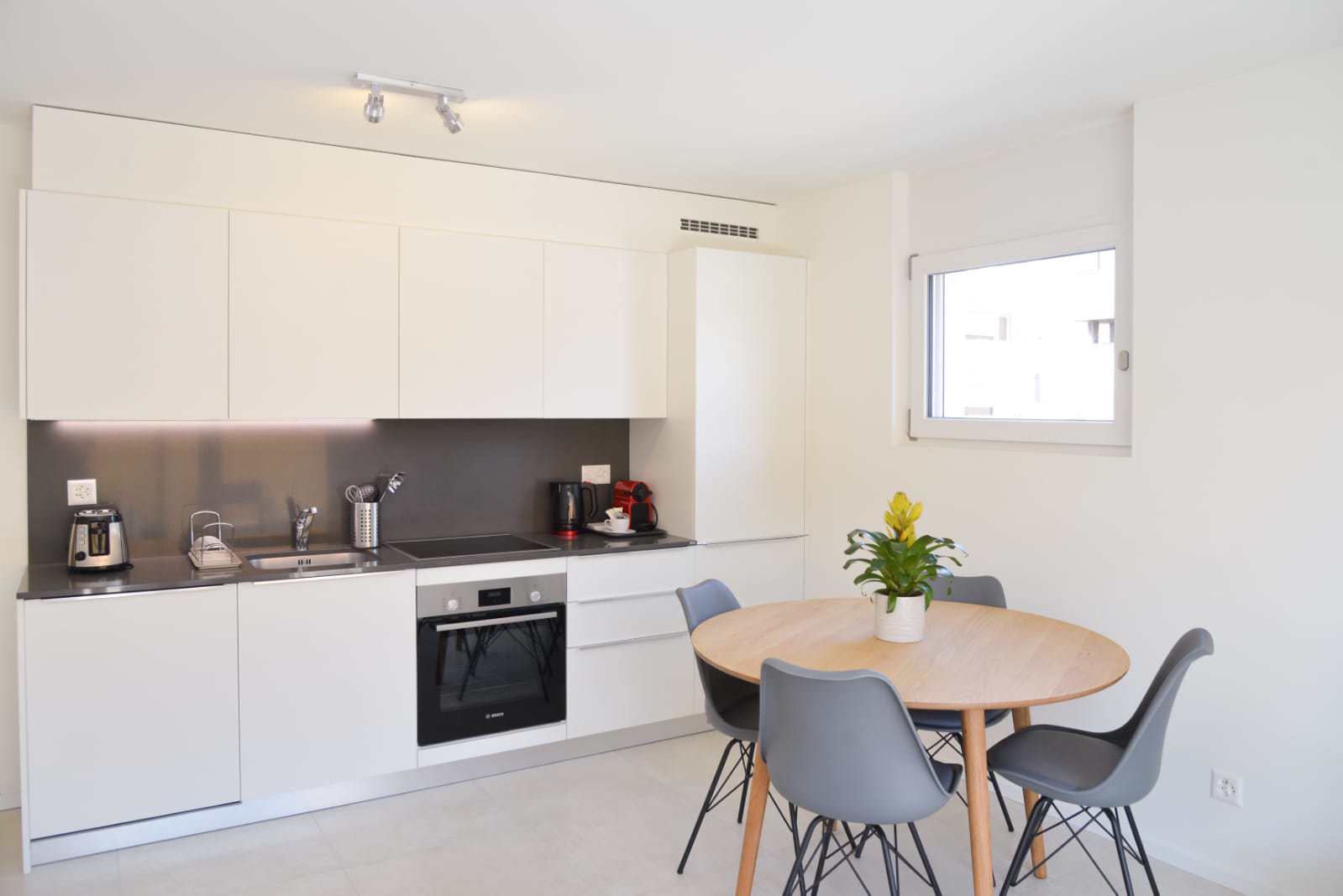 System.Collections.Generic.List`1[BluePillow.Application.SearchEngine.Dto.PhotoDto]?.ElementAt(3)?.Caption