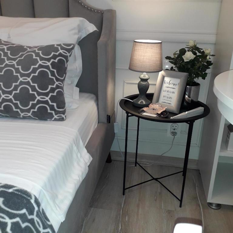 System.Collections.Generic.List`1[BluePillow.Application.SearchEngine.Dto.PhotoDto]?.ElementAt(3)?.Caption