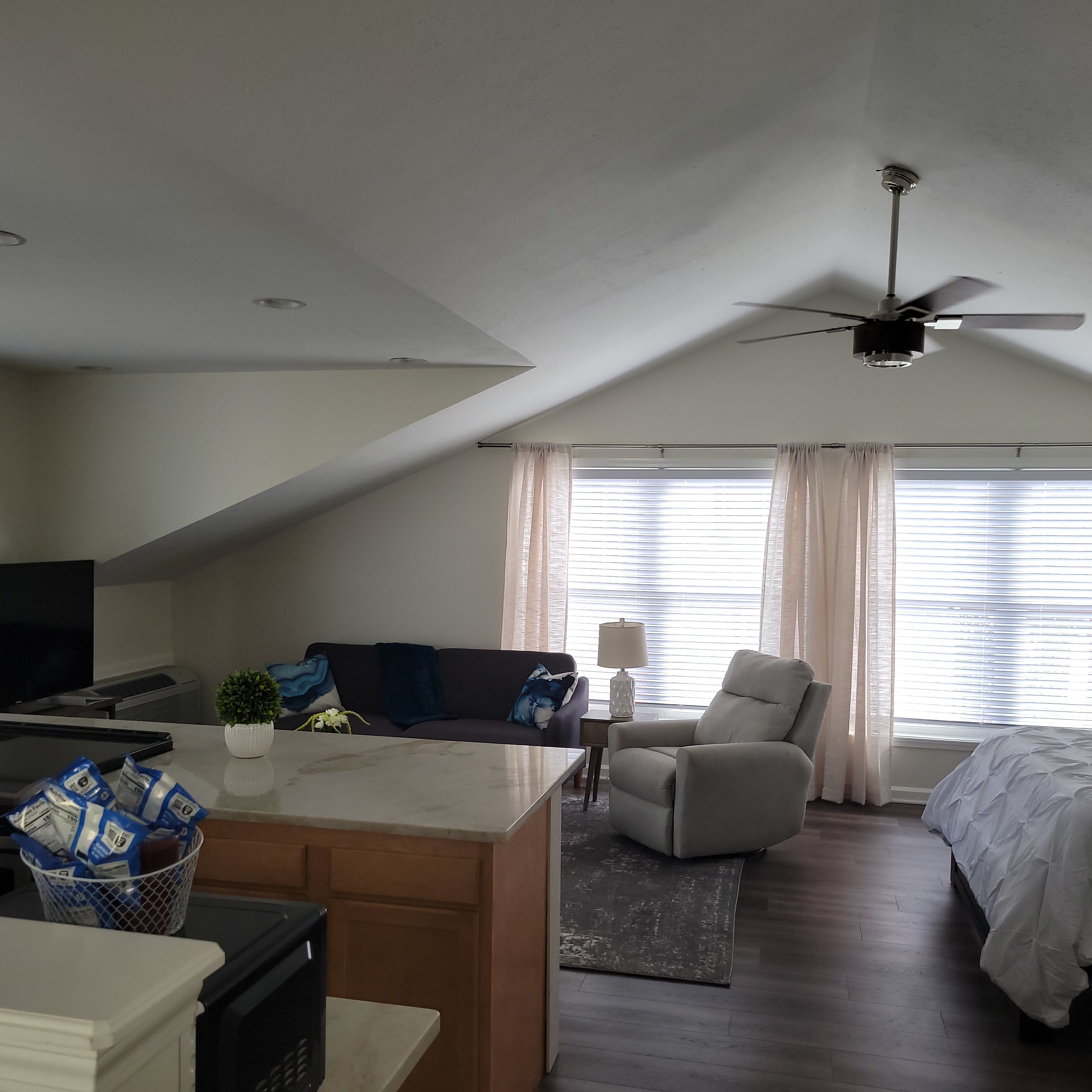 System.Collections.Generic.List`1[BluePillow.Application.SearchEngine.Dto.PhotoDto]?.ElementAt(2)?.Caption