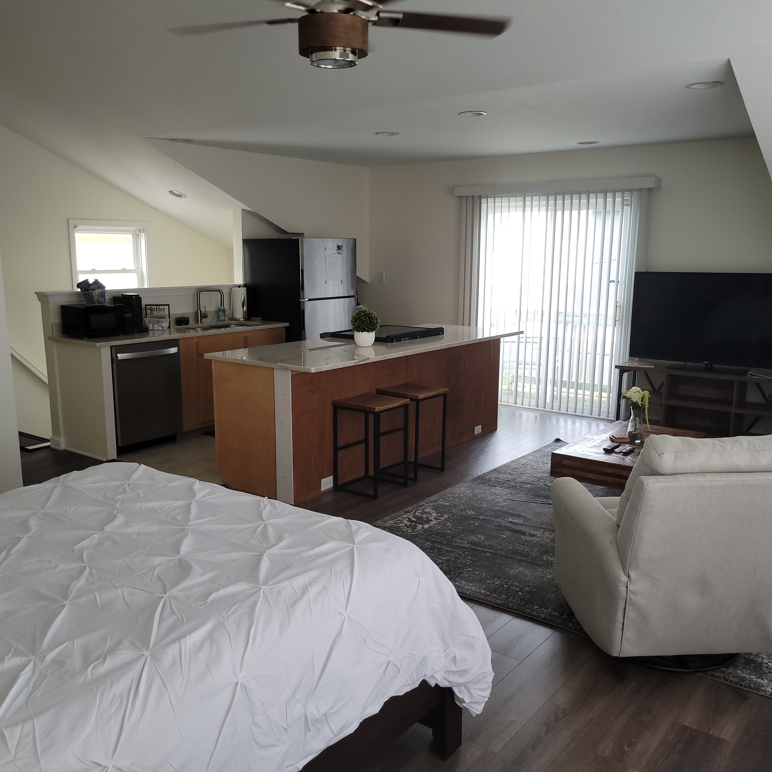 System.Collections.Generic.List`1[BluePillow.Application.SearchEngine.Dto.PhotoDto]?.ElementAt(0)?.Caption