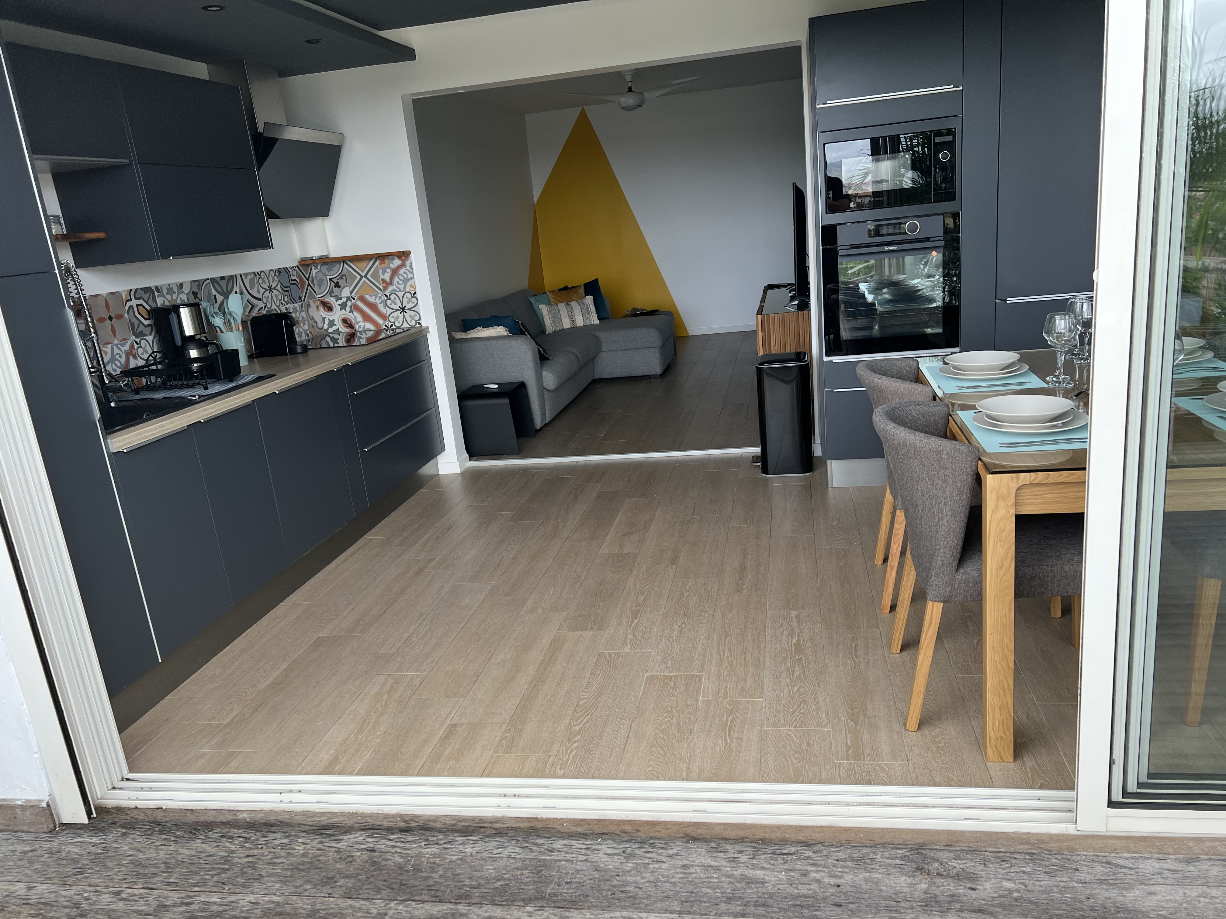 System.Collections.Generic.List`1[BluePillow.Application.SearchEngine.Dto.PhotoDto]?.ElementAt(1)?.Caption