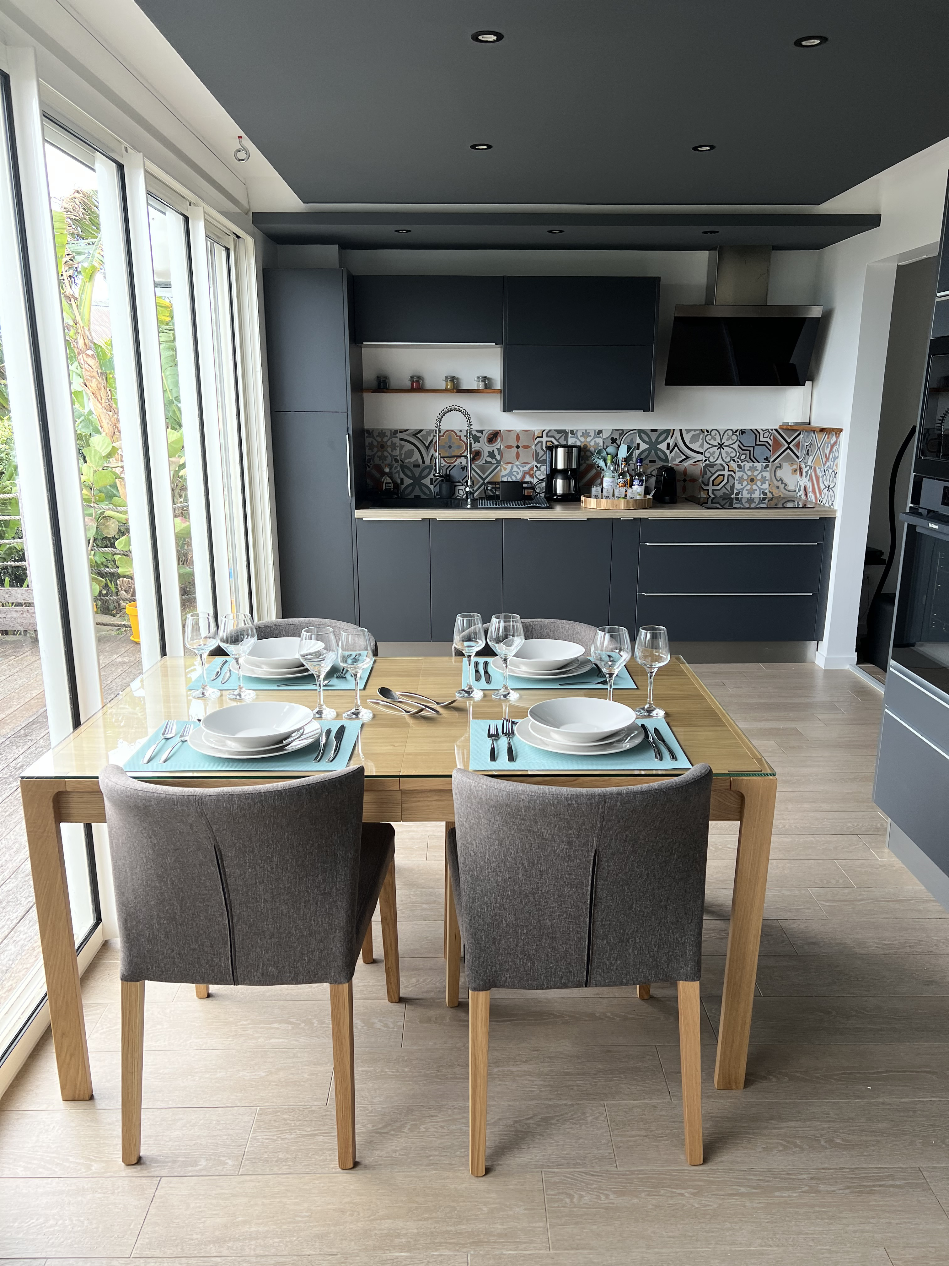 System.Collections.Generic.List`1[BluePillow.Application.SearchEngine.Dto.PhotoDto]?.ElementAt(3)?.Caption