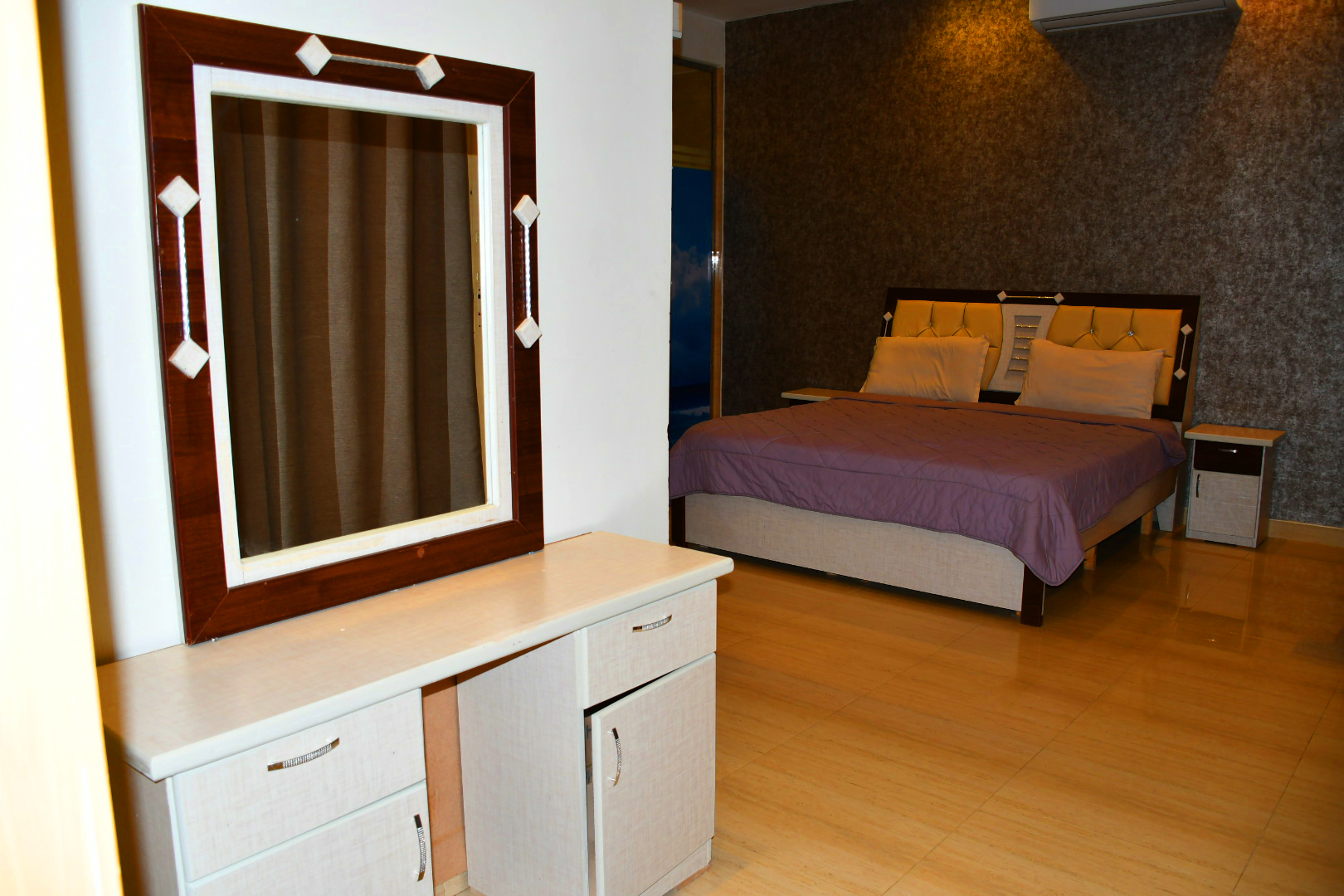 System.Collections.Generic.List`1[BluePillow.Application.SearchEngine.Dto.PhotoDto]?.ElementAt(3)?.Caption