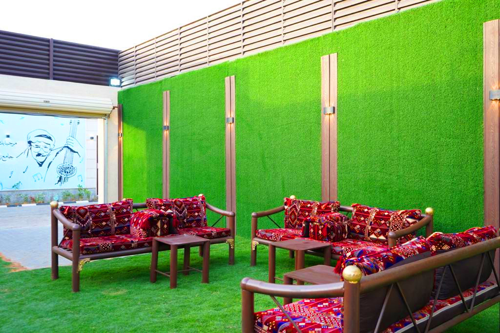 System.Collections.Generic.List`1[BluePillow.Application.SearchEngine.Dto.PhotoDto]?.ElementAt(1)?.Caption