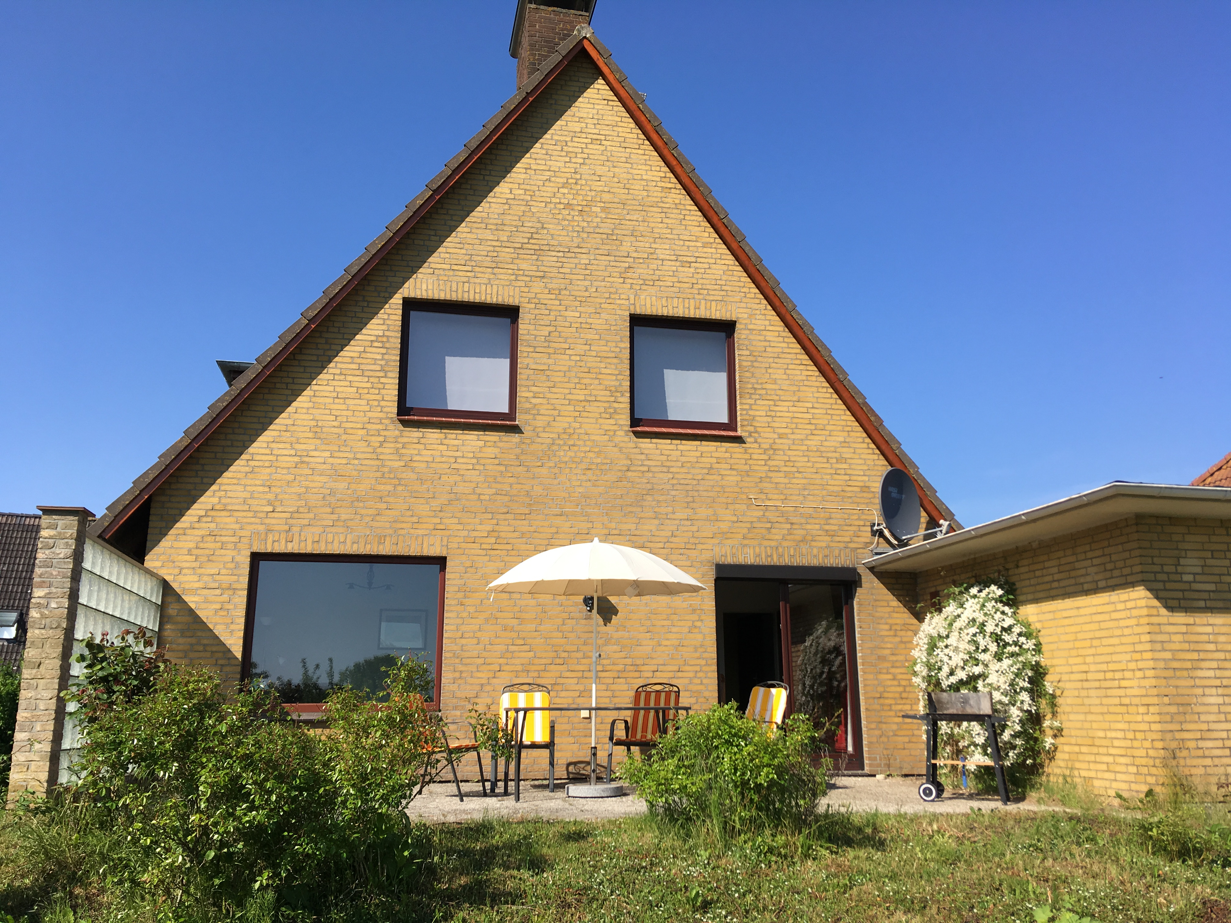 System.Collections.Generic.List`1[BluePillow.Application.SearchEngine.Dto.PhotoDto]?.ElementAt(1)?.Caption