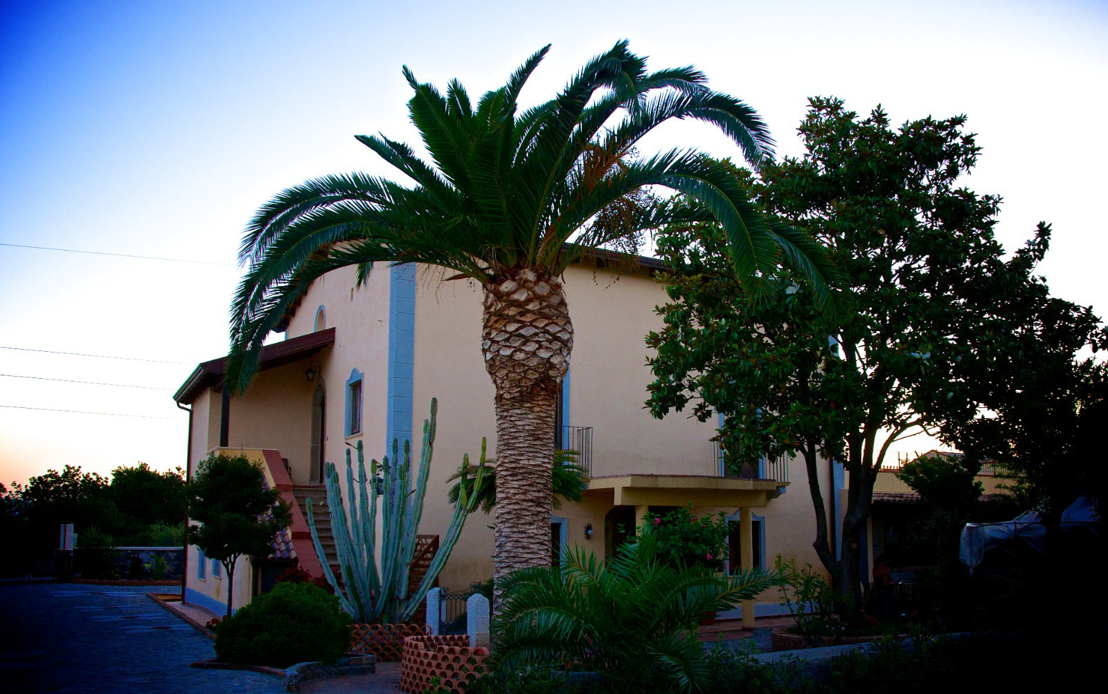 System.Collections.Generic.List`1[BluePillow.Application.SearchEngine.Dto.PhotoDto]?.ElementAt(2)?.Caption