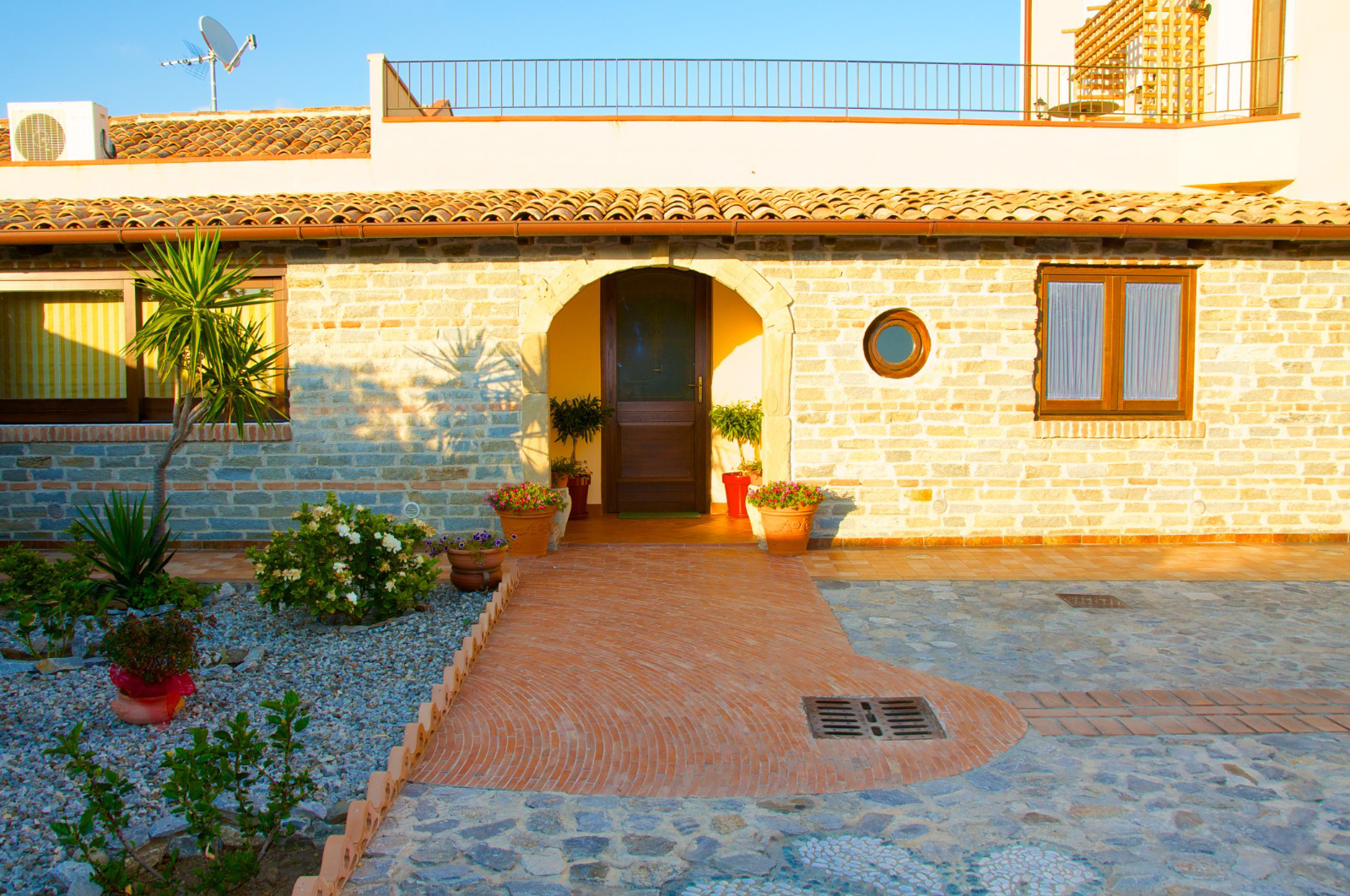 System.Collections.Generic.List`1[BluePillow.Application.SearchEngine.Dto.PhotoDto]?.ElementAt(3)?.Caption