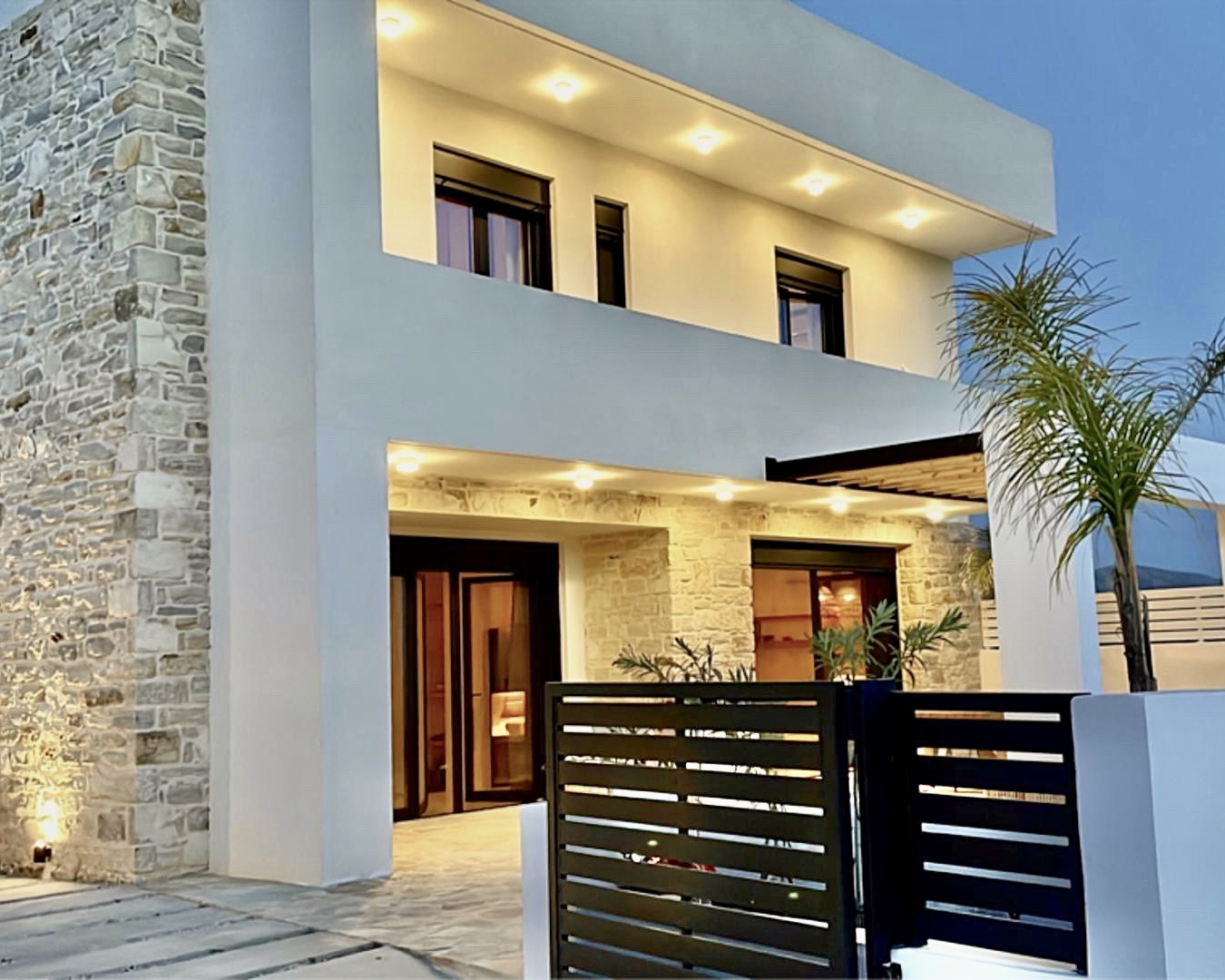 System.Collections.Generic.List`1[BluePillow.Application.SearchEngine.Dto.PhotoDto]?.ElementAt(0)?.Caption