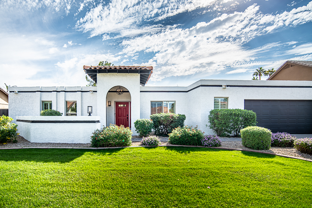 System.Collections.Generic.List`1[BluePillow.Application.SearchEngine.Dto.PhotoDto]?.ElementAt(1)?.Caption