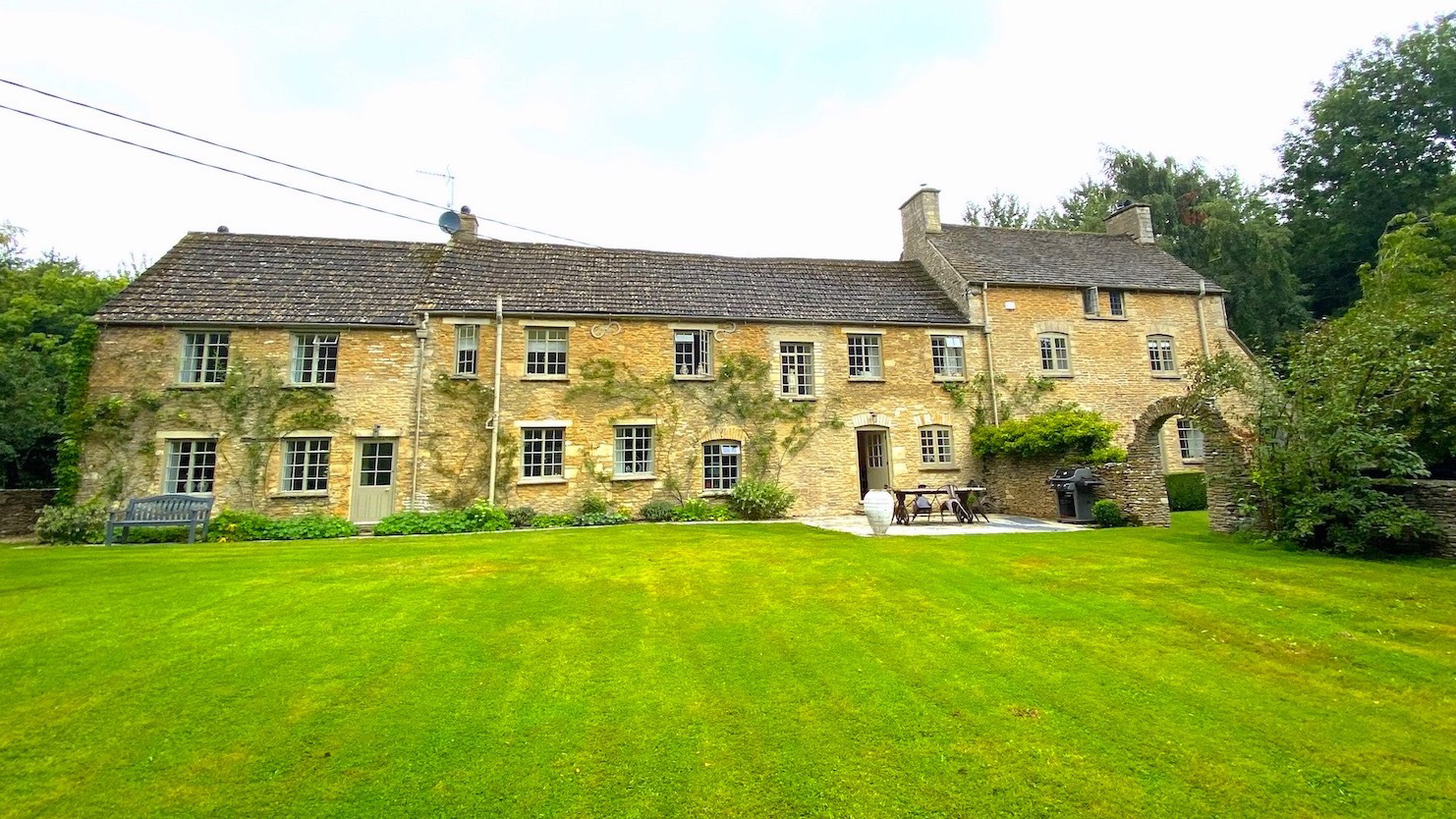 System.Collections.Generic.List`1[BluePillow.Application.SearchEngine.Dto.PhotoDto]?.ElementAt(0)?.Caption