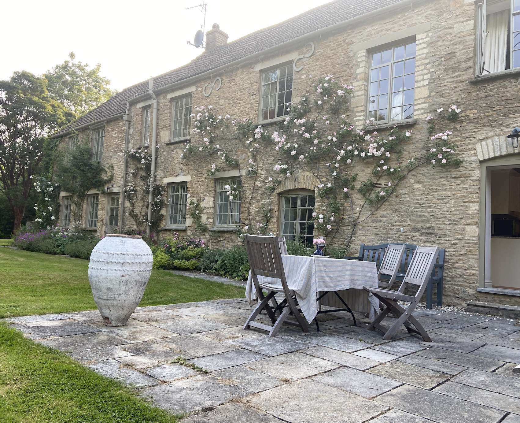 System.Collections.Generic.List`1[BluePillow.Application.SearchEngine.Dto.PhotoDto]?.ElementAt(3)?.Caption