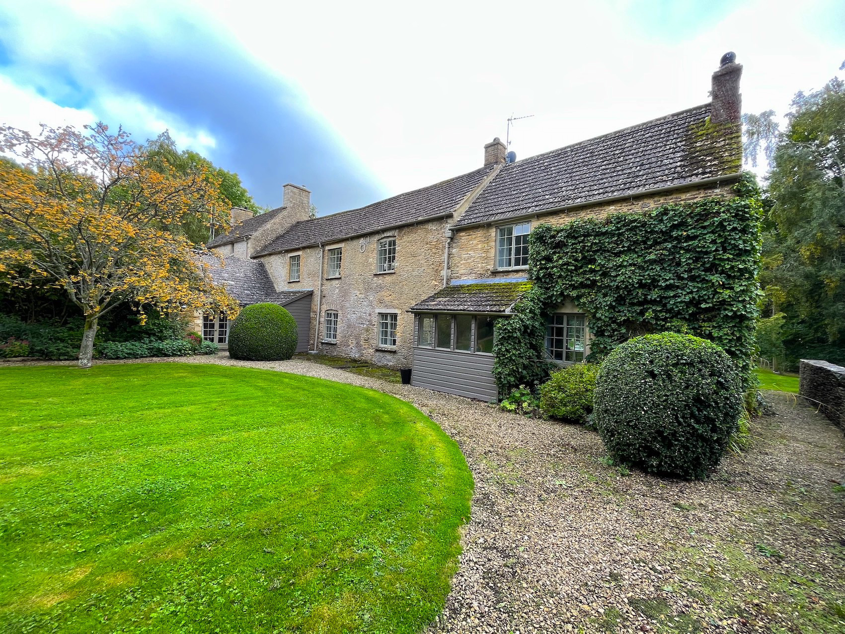 System.Collections.Generic.List`1[BluePillow.Application.SearchEngine.Dto.PhotoDto]?.ElementAt(1)?.Caption