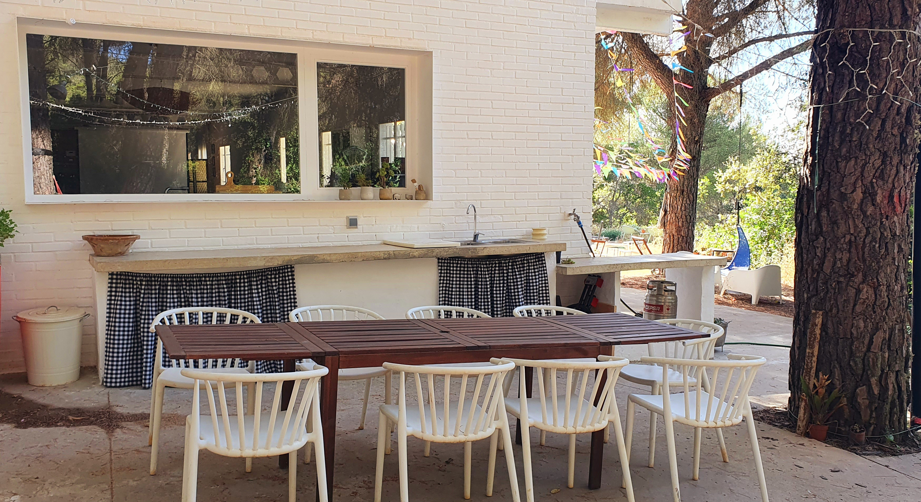 System.Collections.Generic.List`1[BluePillow.Application.SearchEngine.Dto.PhotoDto]?.ElementAt(1)?.Caption