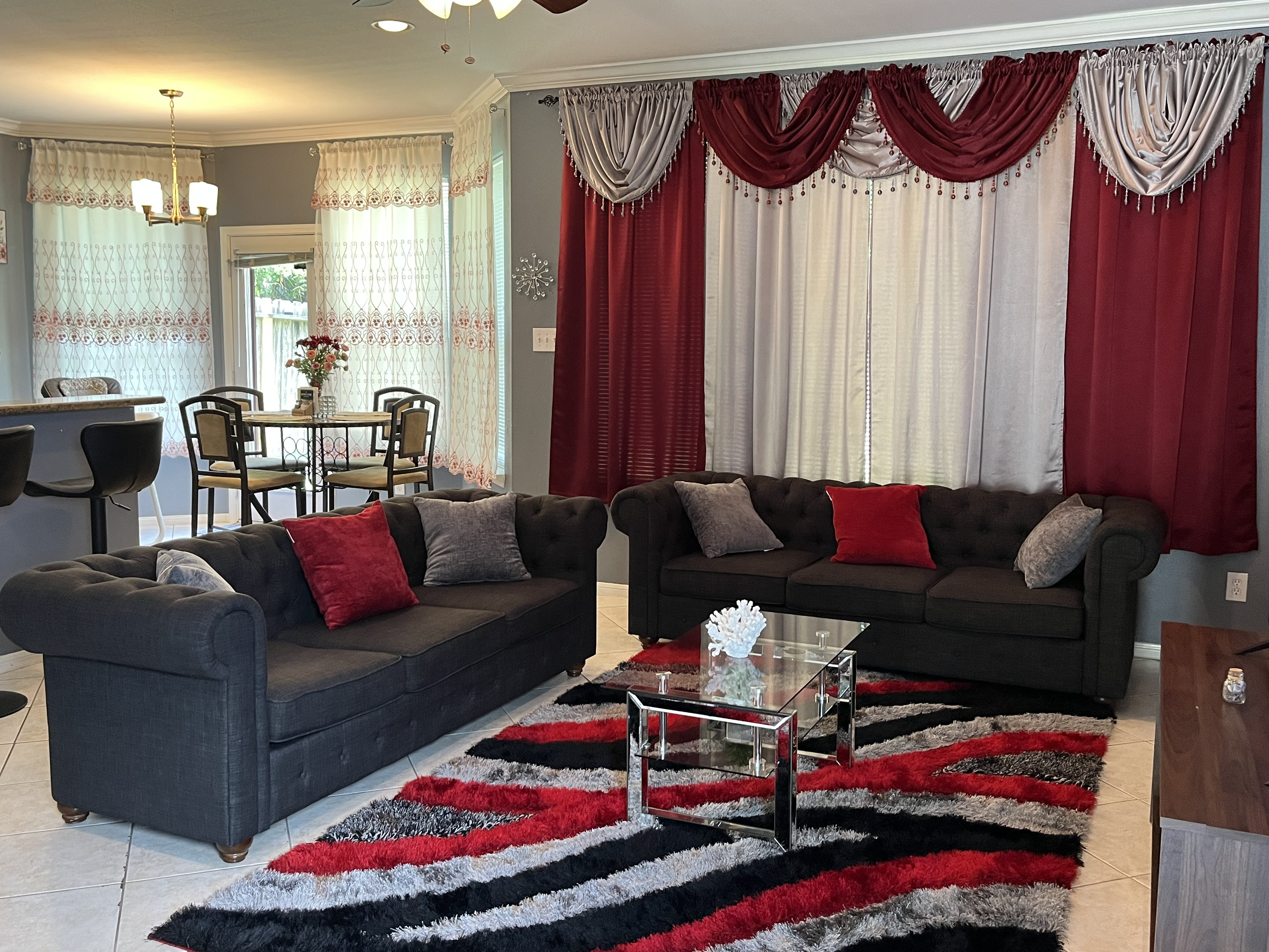 System.Collections.Generic.List`1[BluePillow.Application.SearchEngine.Dto.PhotoDto]?.ElementAt(1)?.Caption