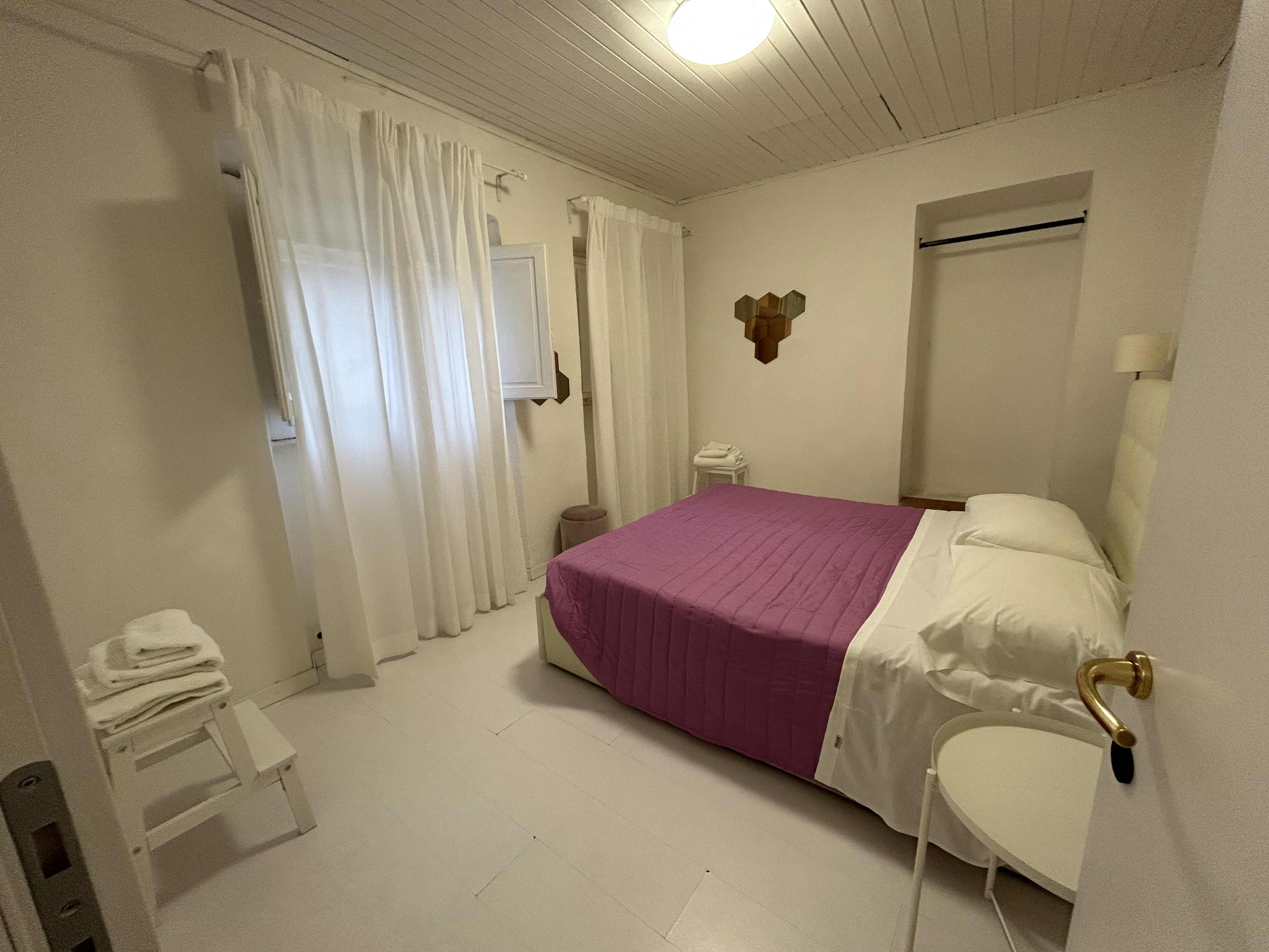 System.Collections.Generic.List`1[BluePillow.Application.SearchEngine.Dto.PhotoDto]?.ElementAt(1)?.Caption