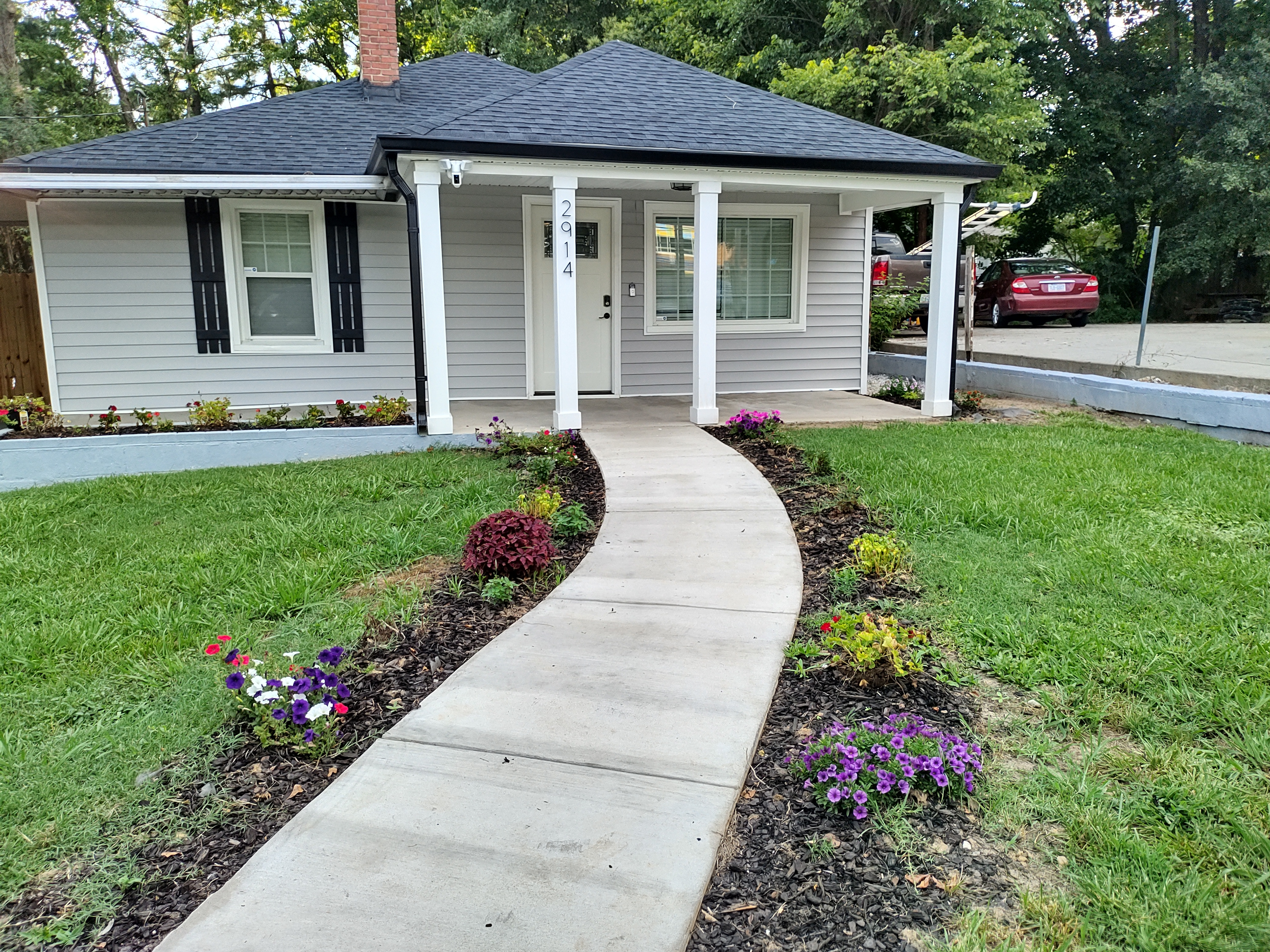 System.Collections.Generic.List`1[BluePillow.Application.SearchEngine.Dto.PhotoDto]?.ElementAt(1)?.Caption