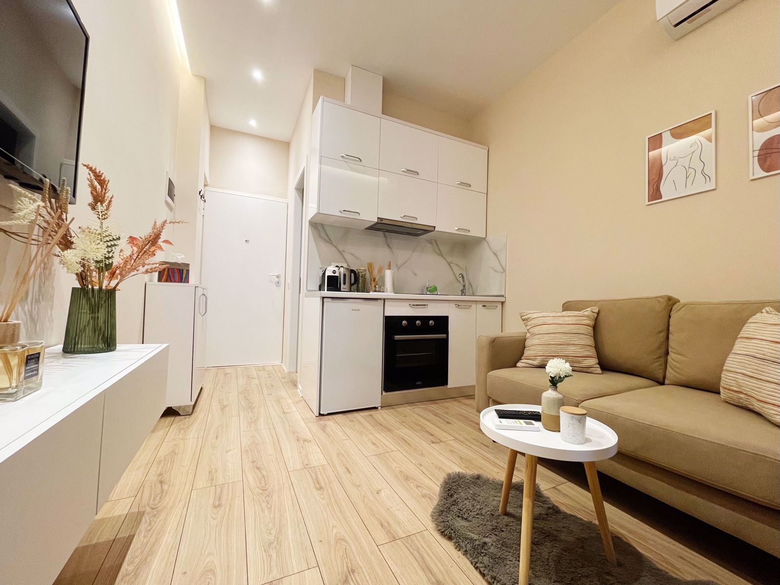 System.Collections.Generic.List`1[BluePillow.Application.SearchEngine.Dto.PhotoDto]?.ElementAt(1)?.Caption