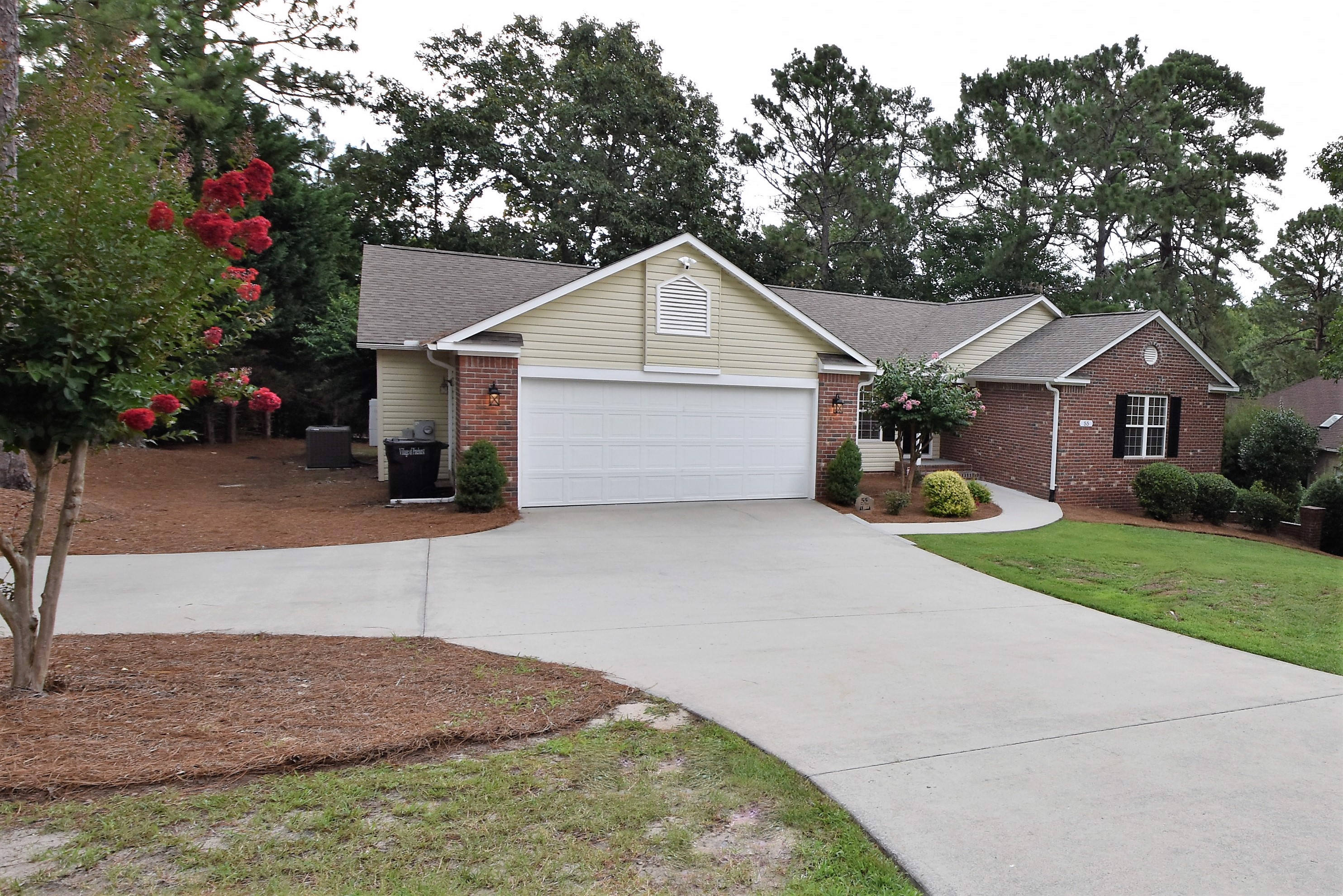 System.Collections.Generic.List`1[BluePillow.Application.SearchEngine.Dto.PhotoDto]?.ElementAt(1)?.Caption