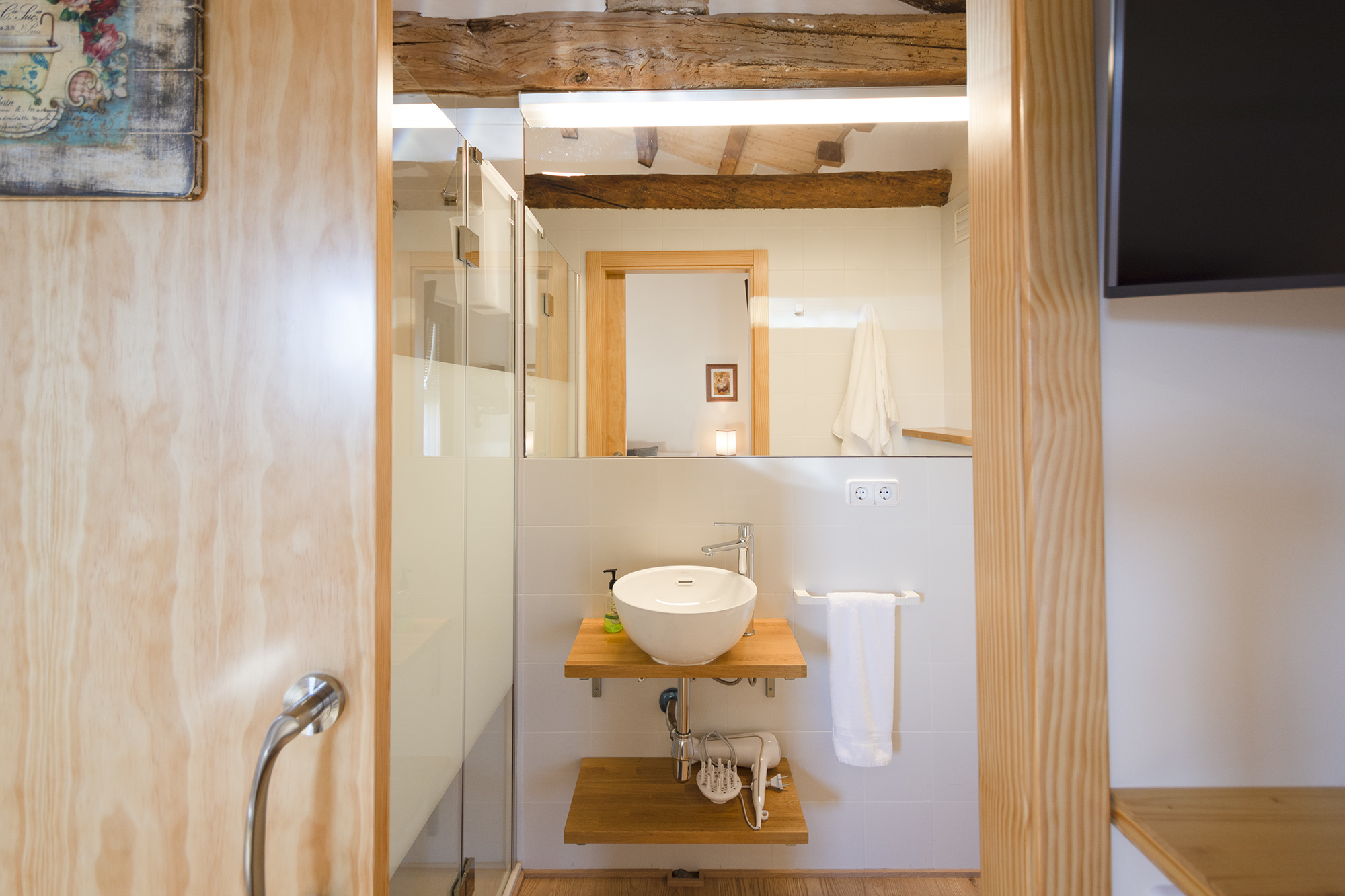 System.Collections.Generic.List`1[BluePillow.Application.SearchEngine.Dto.PhotoDto]?.ElementAt(3)?.Caption