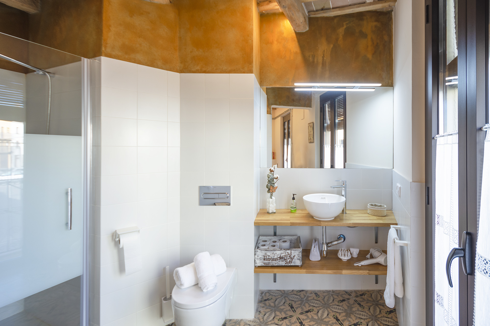 System.Collections.Generic.List`1[BluePillow.Application.SearchEngine.Dto.PhotoDto]?.ElementAt(2)?.Caption