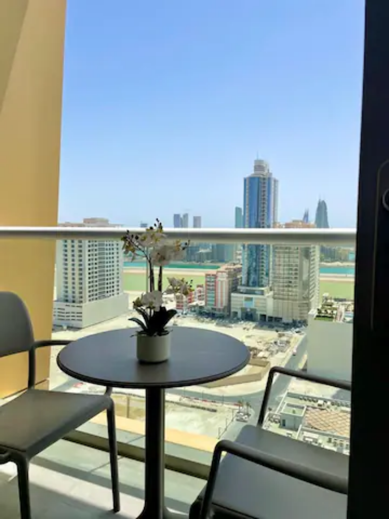 System.Collections.Generic.List`1[BluePillow.Application.SearchEngine.Dto.PhotoDto]?.ElementAt(1)?.Caption