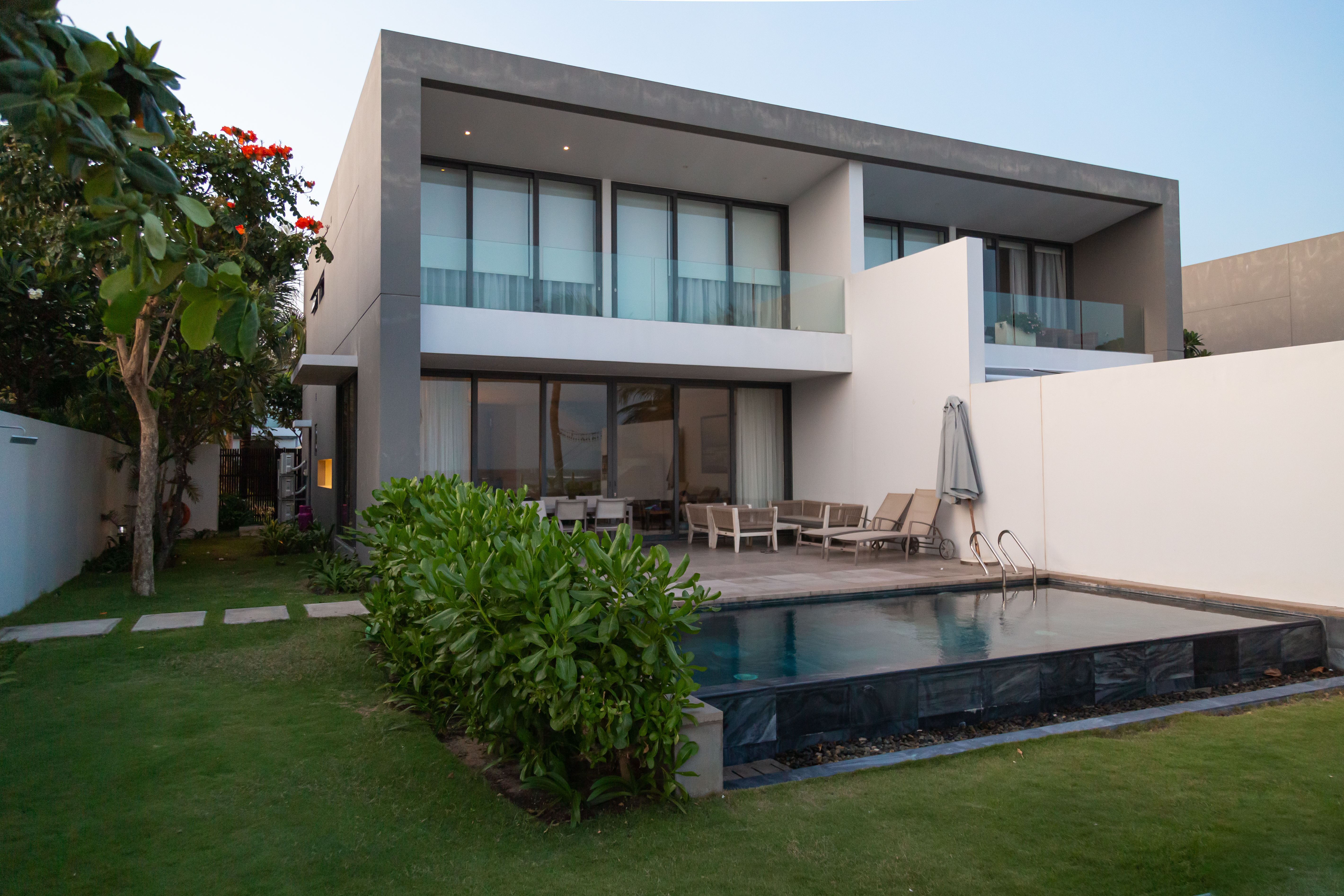 System.Collections.Generic.List`1[BluePillow.Application.SearchEngine.Dto.PhotoDto]?.ElementAt(1)?.Caption