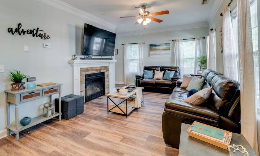 System.Collections.Generic.List`1[BluePillow.Application.SearchEngine.Dto.PhotoDto]?.ElementAt(3)?.Caption