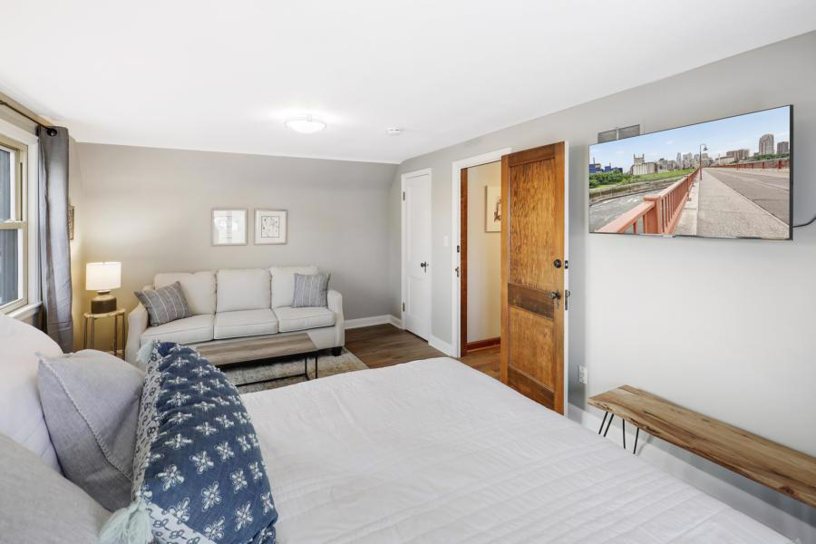 System.Collections.Generic.List`1[BluePillow.Application.SearchEngine.Dto.PhotoDto]?.ElementAt(2)?.Caption