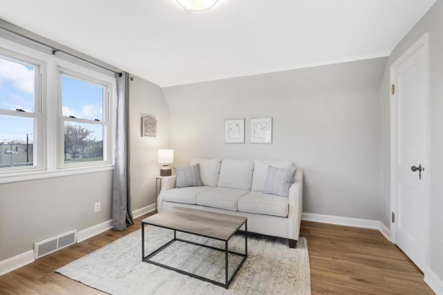 System.Collections.Generic.List`1[BluePillow.Application.SearchEngine.Dto.PhotoDto]?.ElementAt(1)?.Caption