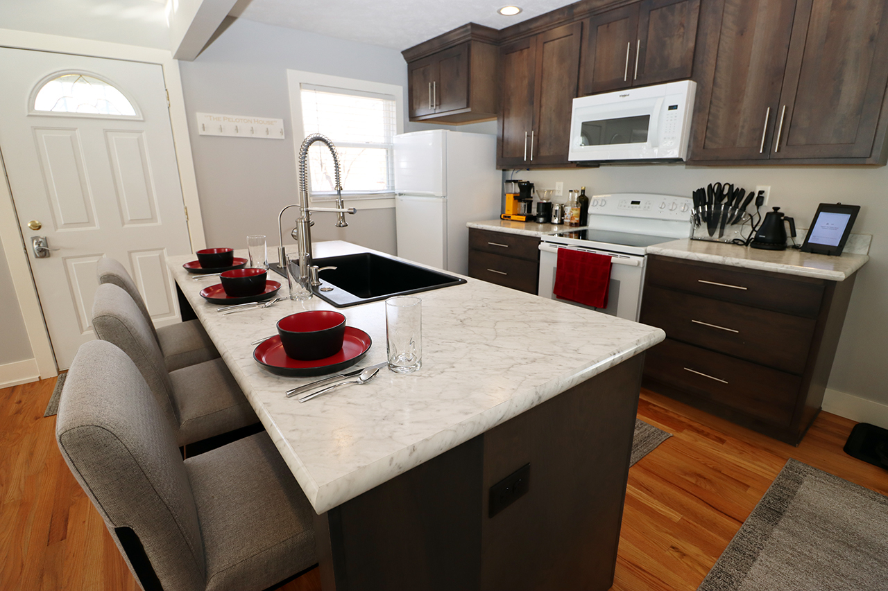 System.Collections.Generic.List`1[BluePillow.Application.SearchEngine.Dto.PhotoDto]?.ElementAt(2)?.Caption