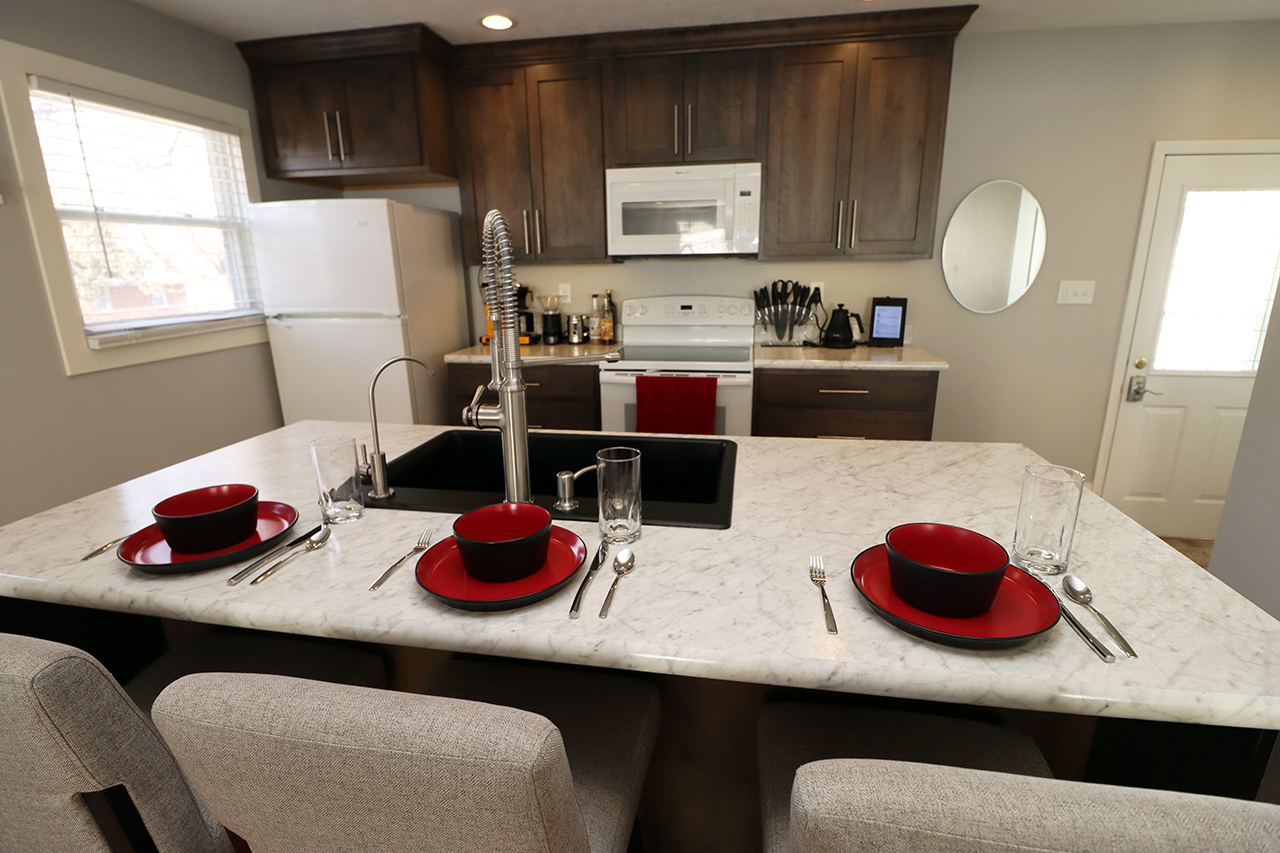 System.Collections.Generic.List`1[BluePillow.Application.SearchEngine.Dto.PhotoDto]?.ElementAt(3)?.Caption