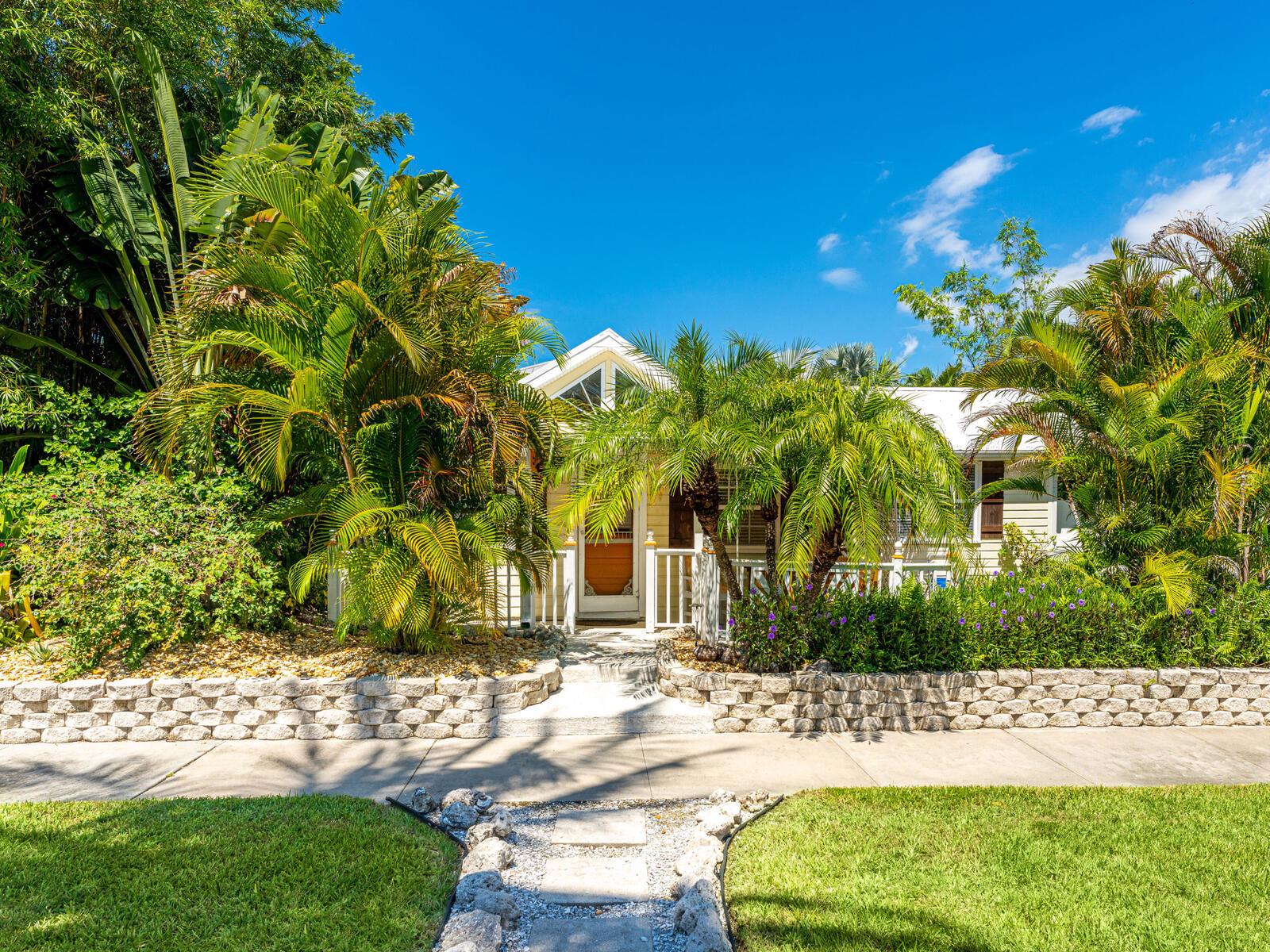 System.Collections.Generic.List`1[BluePillow.Application.SearchEngine.Dto.PhotoDto]?.ElementAt(0)?.Caption