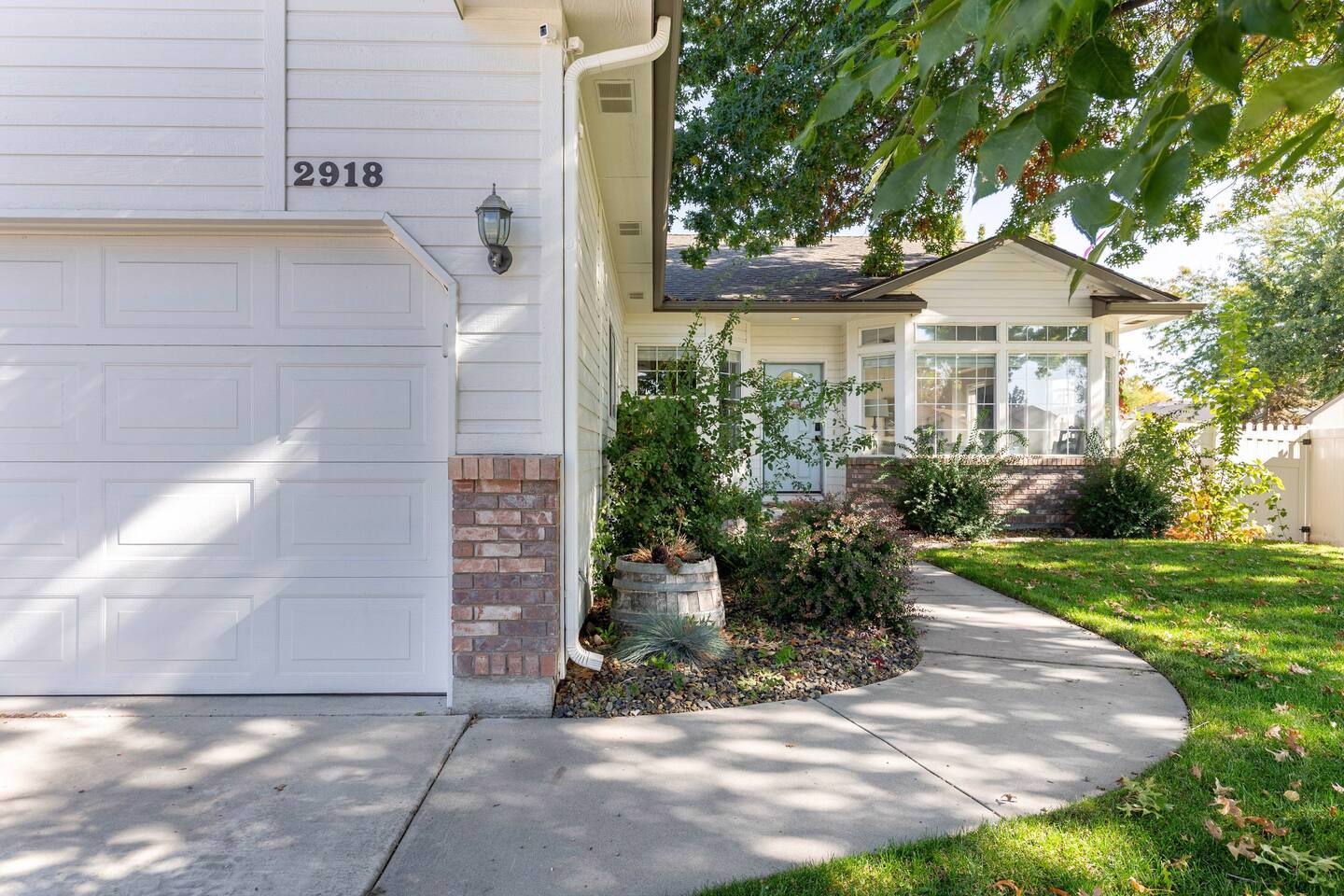 System.Collections.Generic.List`1[BluePillow.Application.SearchEngine.Dto.PhotoDto]?.ElementAt(3)?.Caption