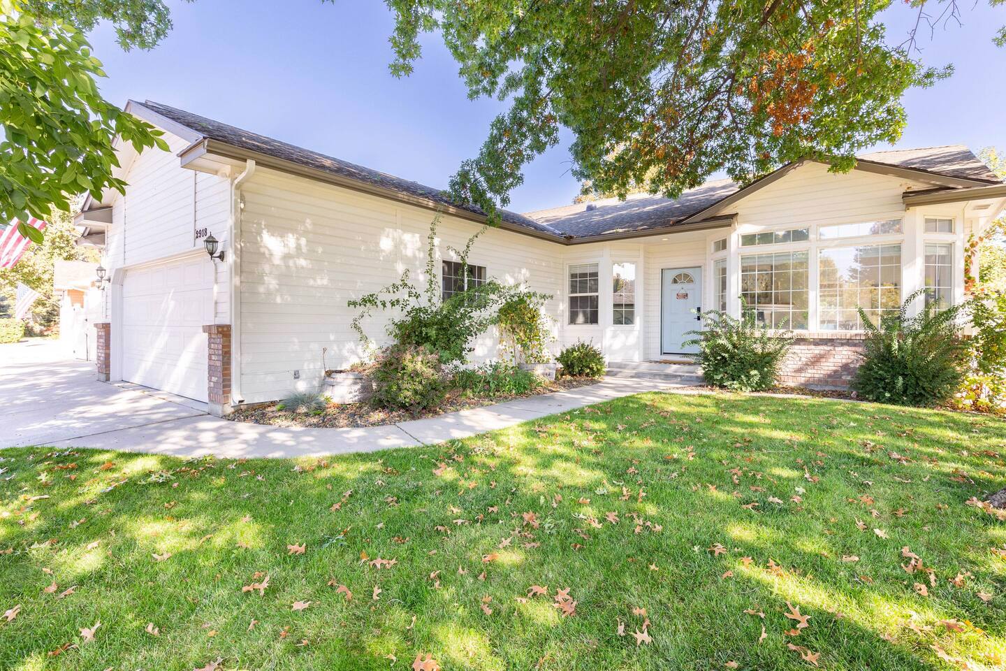 System.Collections.Generic.List`1[BluePillow.Application.SearchEngine.Dto.PhotoDto]?.ElementAt(0)?.Caption