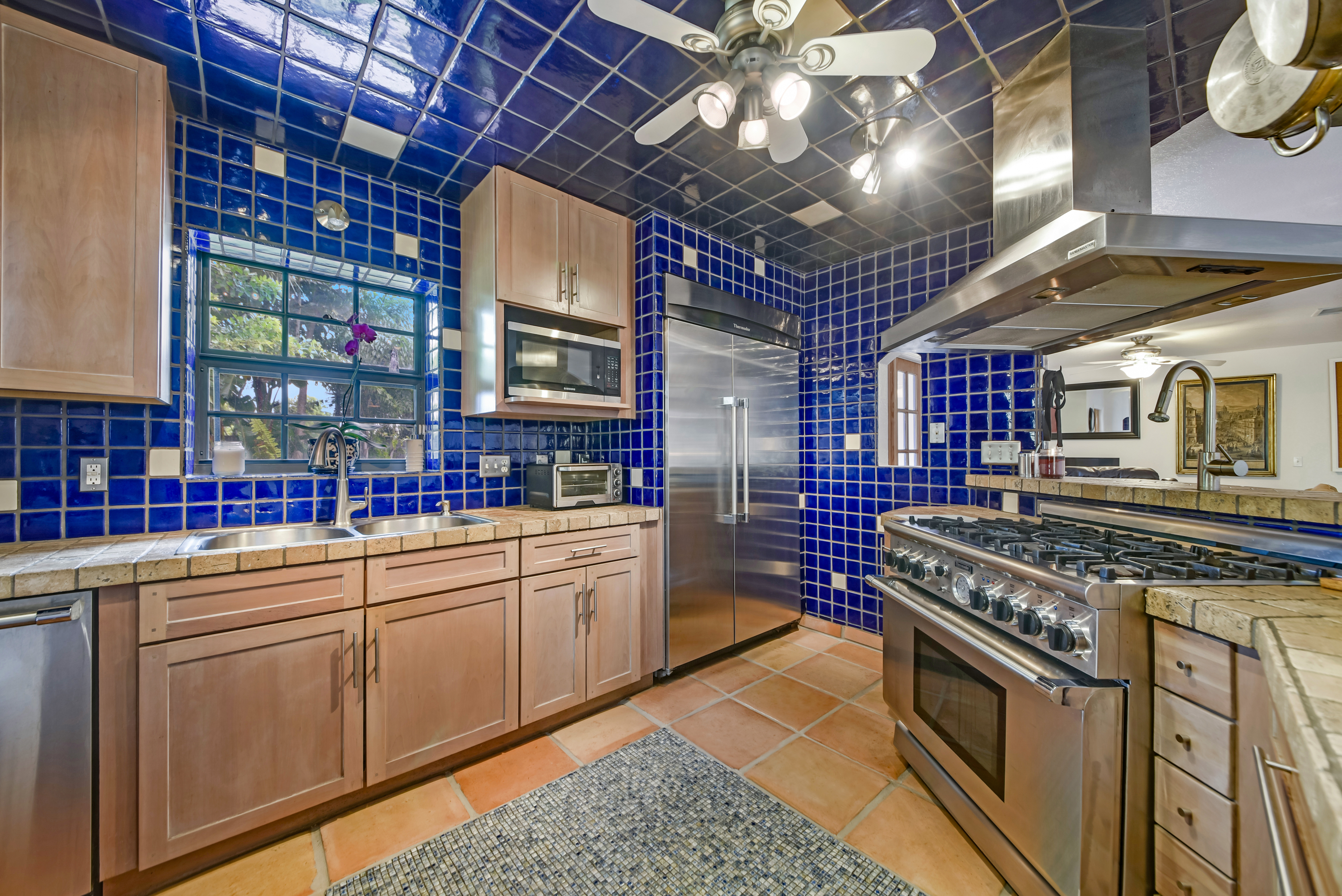 System.Collections.Generic.List`1[BluePillow.Application.SearchEngine.Dto.PhotoDto]?.ElementAt(1)?.Caption