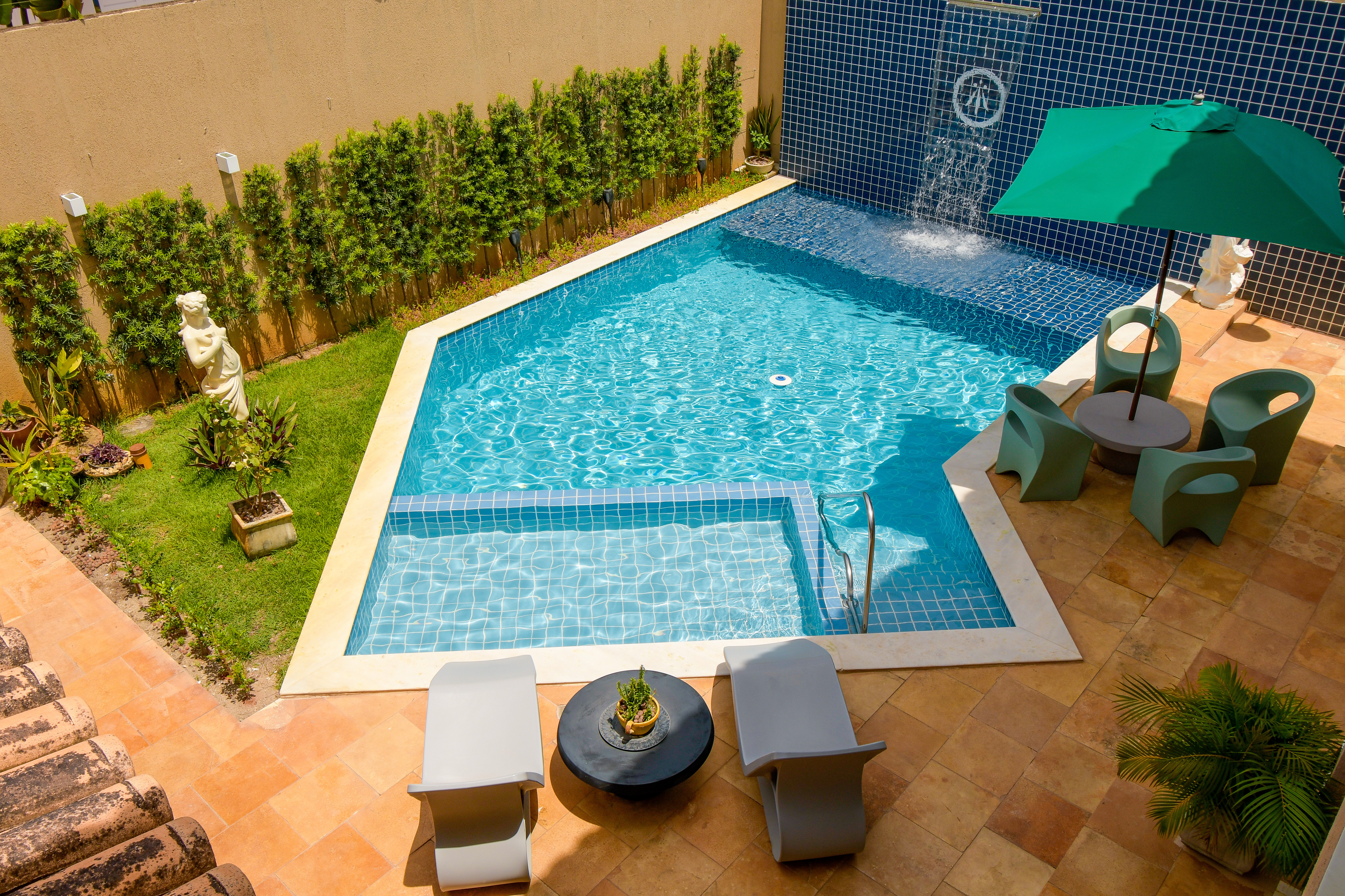 System.Collections.Generic.List`1[BluePillow.Application.SearchEngine.Dto.PhotoDto]?.ElementAt(2)?.Caption