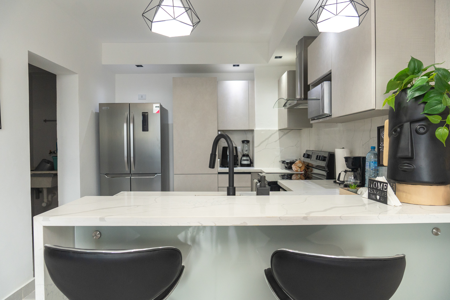 System.Collections.Generic.List`1[BluePillow.Application.SearchEngine.Dto.PhotoDto]?.ElementAt(2)?.Caption