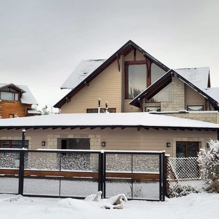 System.Collections.Generic.List`1[BluePillow.Application.SearchEngine.Dto.PhotoDto]?.ElementAt(0)?.Caption