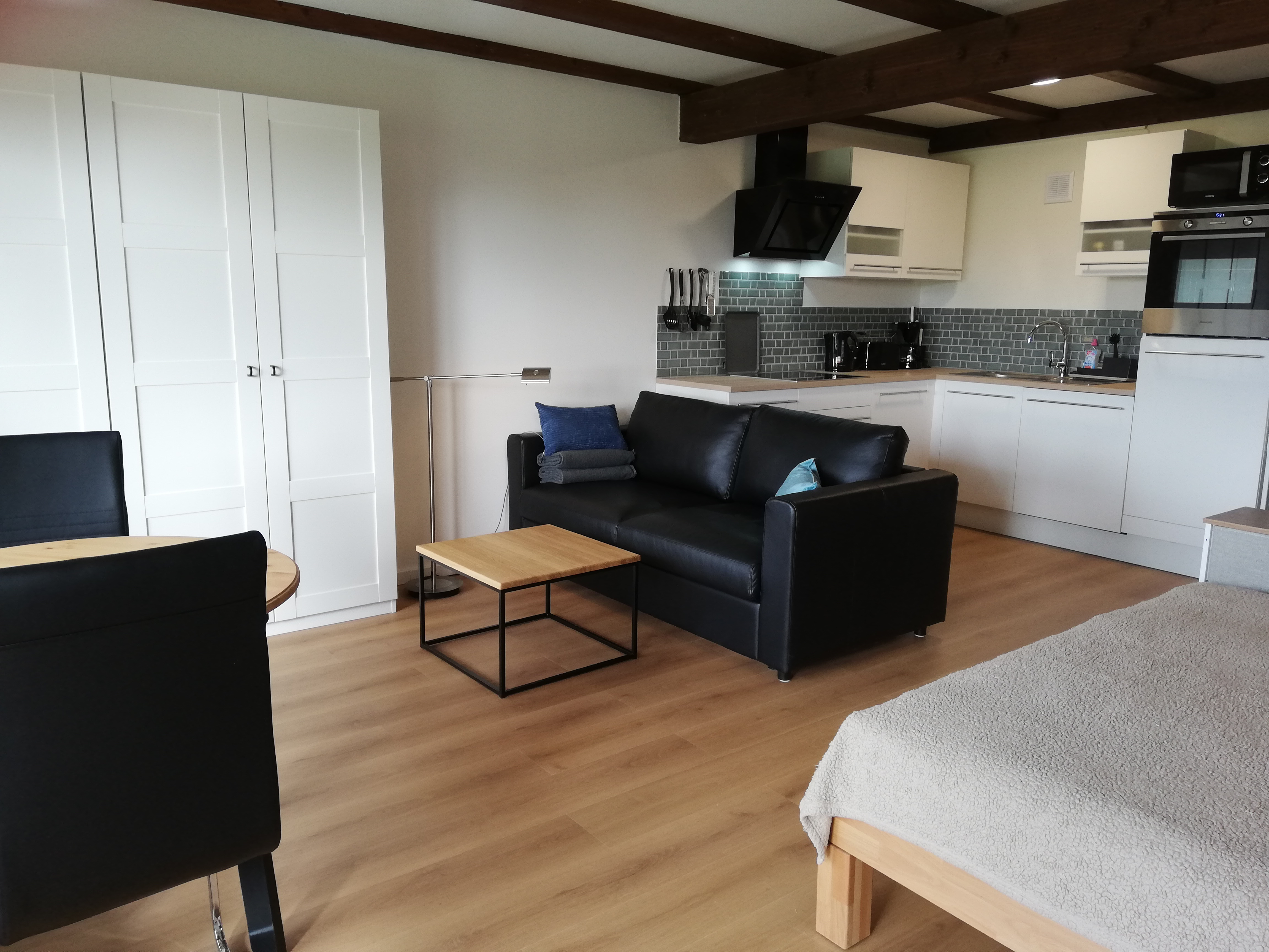 System.Collections.Generic.List`1[BluePillow.Application.SearchEngine.Dto.PhotoDto]?.ElementAt(2)?.Caption