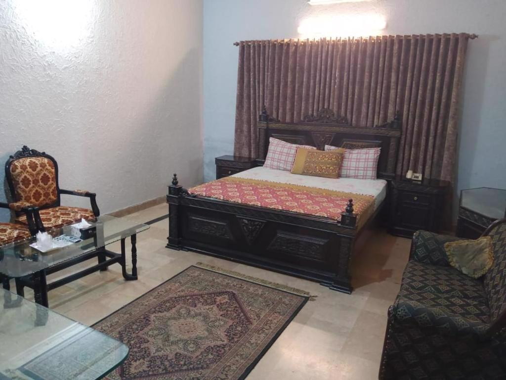 System.Collections.Generic.List`1[BluePillow.Application.SearchEngine.Dto.PhotoDto]?.ElementAt(0)?.Caption