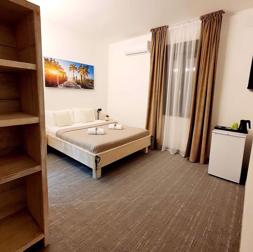 System.Collections.Generic.List`1[BluePillow.Application.SearchEngine.Dto.PhotoDto]?.ElementAt(0)?.Caption