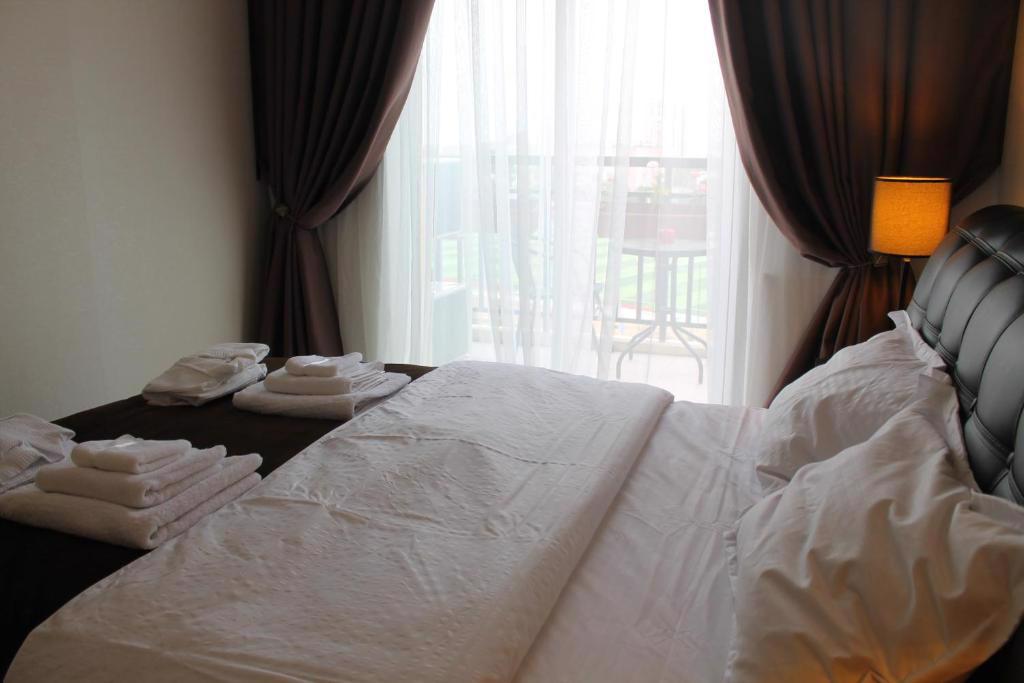 System.Collections.Generic.List`1[BluePillow.Application.SearchEngine.Dto.PhotoDto]?.ElementAt(3)?.Caption